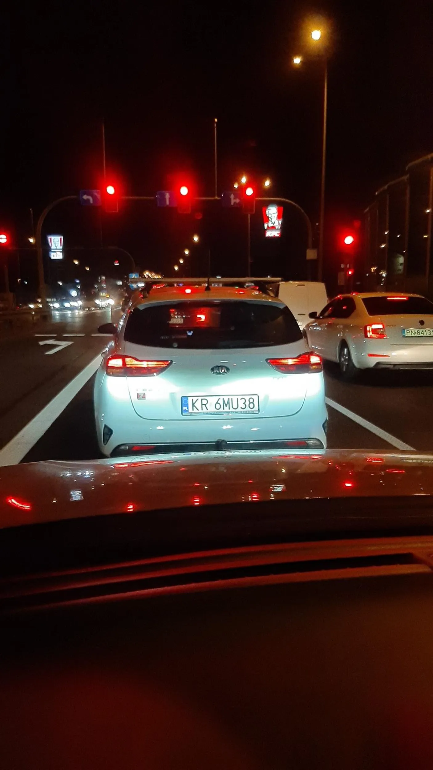 23.09.2022 19:30 Mogilany pod Krakowem, Zakopianka. Żałuję, że nie miałem kamerki, bo takich jak ty to z przemiłą chęcią bym wysłał na policję. Sytuacja taka - jedzie samochód lewym pasem, spokojnie czeka na miejsce, by zmienić pas na prawy, natomiast w tym miejscu nie mógł tego zrobić, ponieważ jest linia ciągła (dwa skrzyżowania, pas rozbiegowy). I wtedy pojawia się on, kierowca KIA o numerach KR 6MU38, wjeżdża centralnie przed maskę samochodu jadącego lewym pasem i naciska na hamulce, by pokazać jaki to on jest silny i niezależny. Zaznaczam, prędkość 100-110km/h. Gościu, to nie ty jesteś od egzekwowania prawa na drodze i decydowania kto jedzie za długo lewym pasem. Robiąc coś takiego igrasz z ludzkim życiem. Co ty nie masz wyobraźni? Myślisz, że przy tej prędkości nic ci się nie stanie? Czekam tylko aż kierowca, który popisał się takim cudownym manewrem, będzie miał kolizję lub co gorsza wypadek przez takie zachowanie. Ciekawe jak wtedy wytłumaczy swojej rodzinie co się stało i dlac