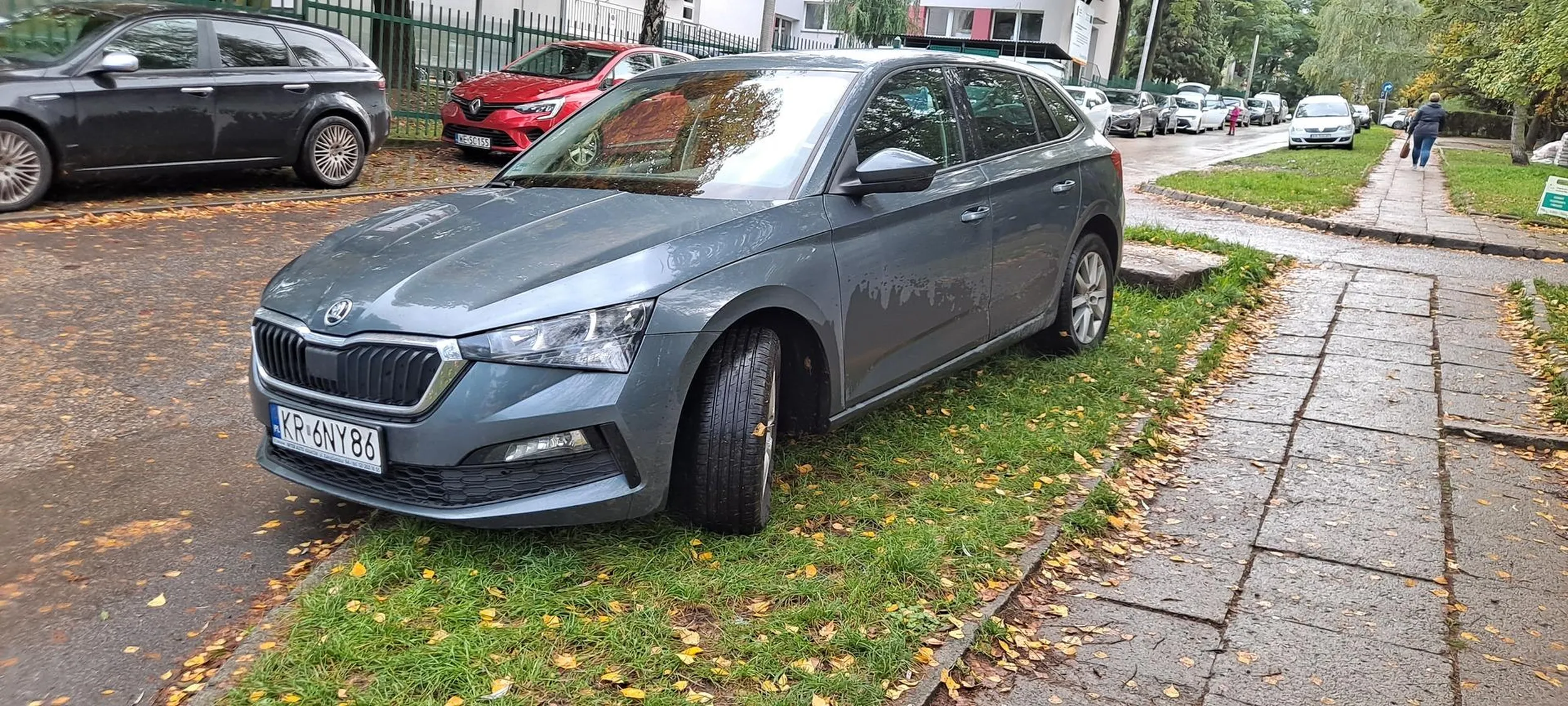Nie można wjechać pod przedszkole, bo zamontowano bramę więc trzeba rozjeździć trawnik.