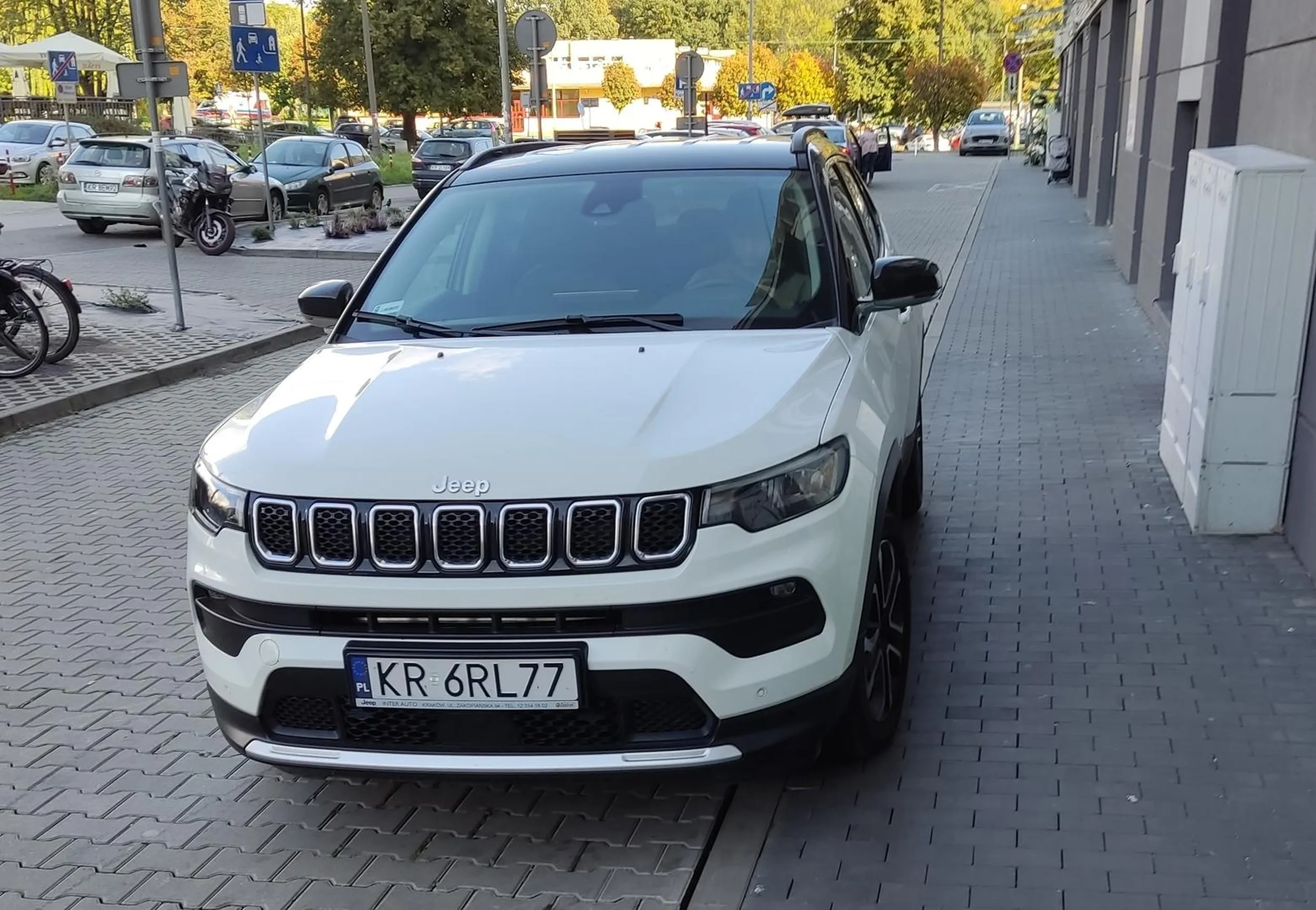 "tylko na chwilę" a obok wolne miejsca parkingowe, ale trzeba byłoby umieć parkować