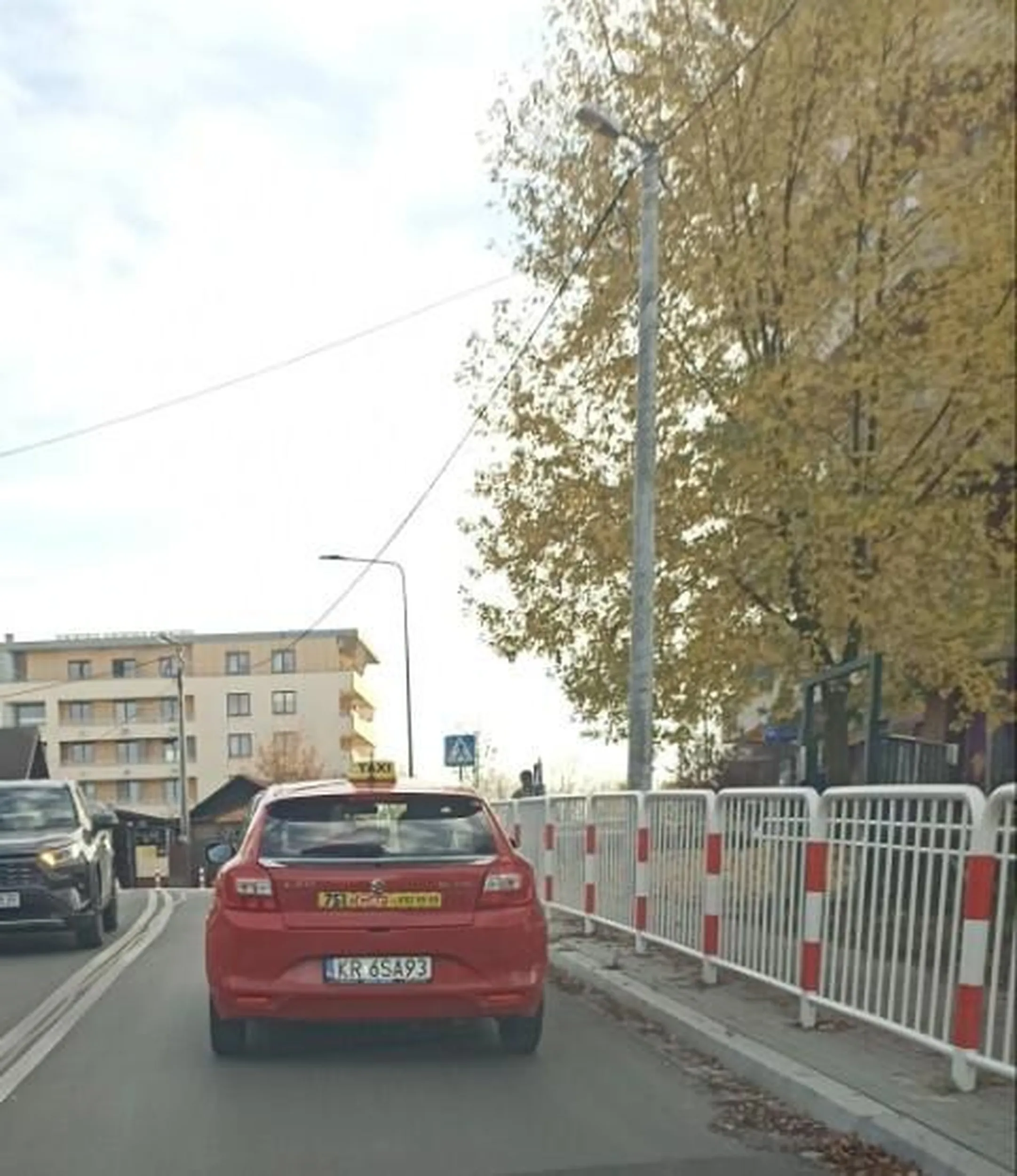 Takiego idioty Kraków jeszcze nie widział. Zmienia pas w trakcie kiedy skręt w lewo ma zielone, wpierdalając sie bez migacza na chama, a potem jedzie jak cipa 20/h.