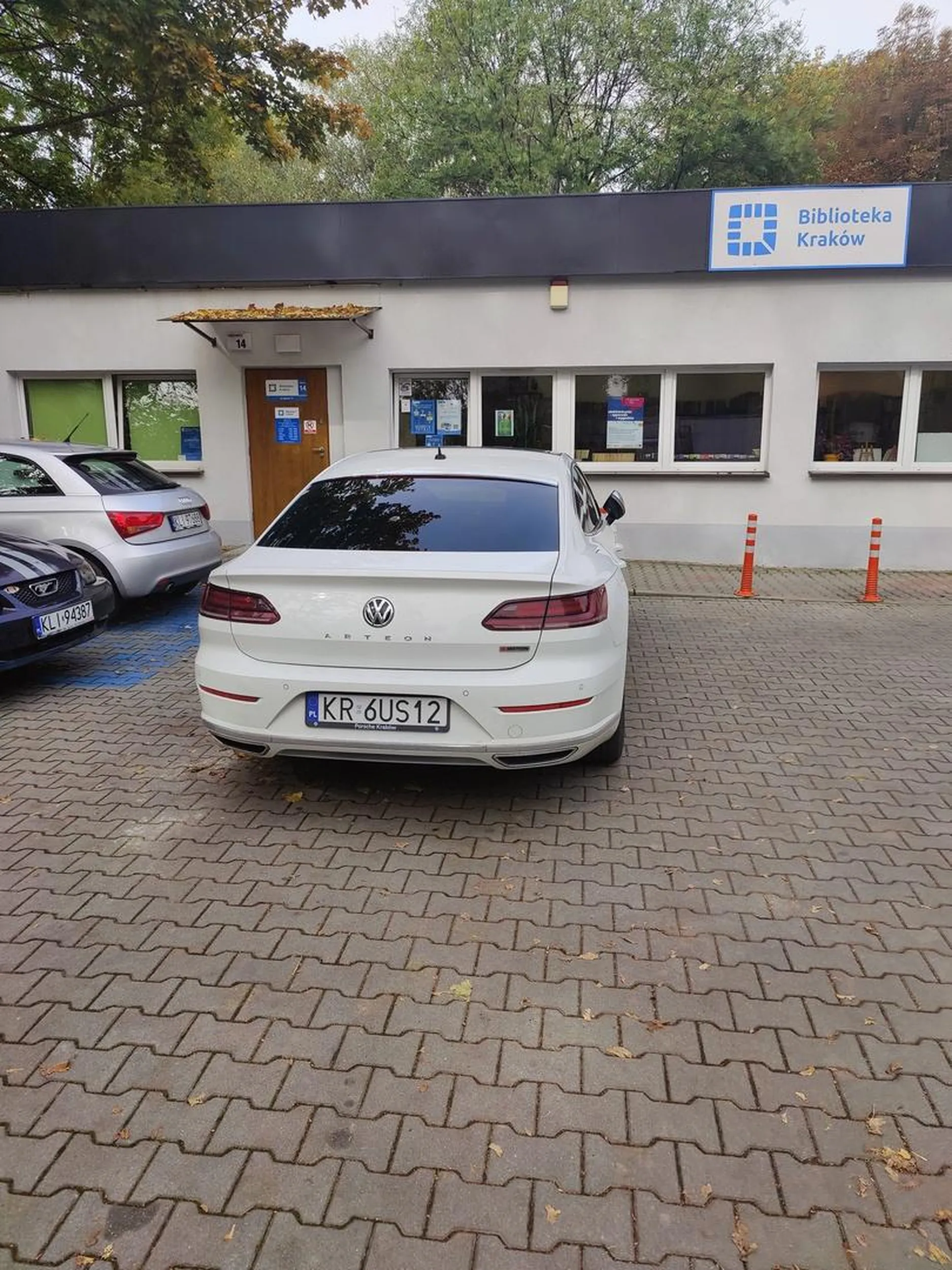 Parkuje zastawiając inne pojazdy z parkingu