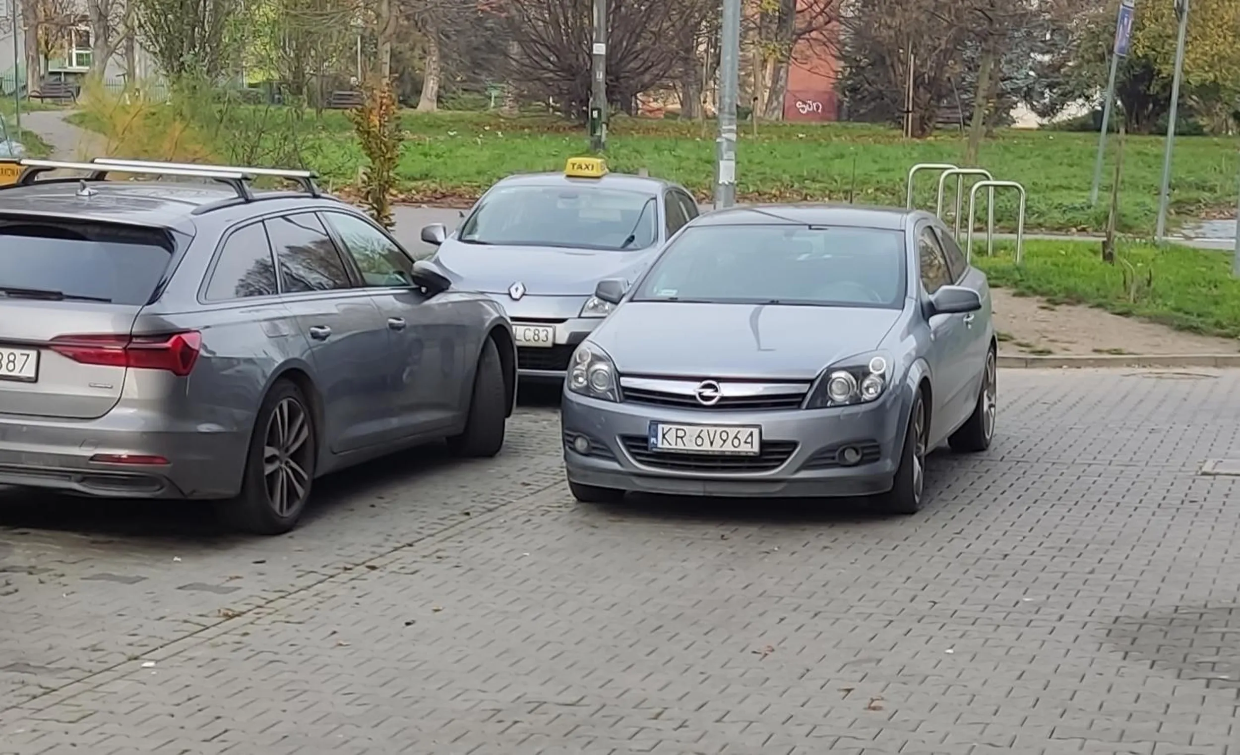 Głupia cipa parkuje na środku i blokuje innych