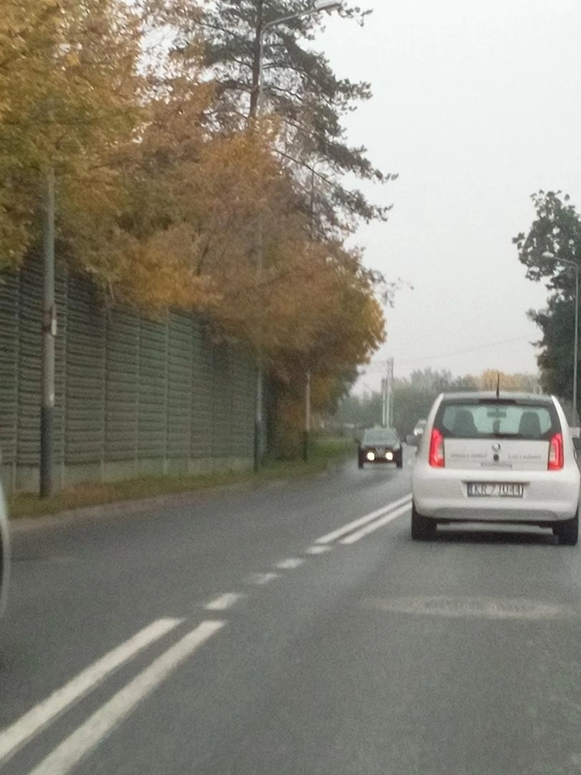 Kierowca jeździ agresywnie i niebezpiecznie. Zamiany pasa w niebezpieczn sposób, wyprzedzanie na linii podwójnej ciągłej, nadmierna prędkość.