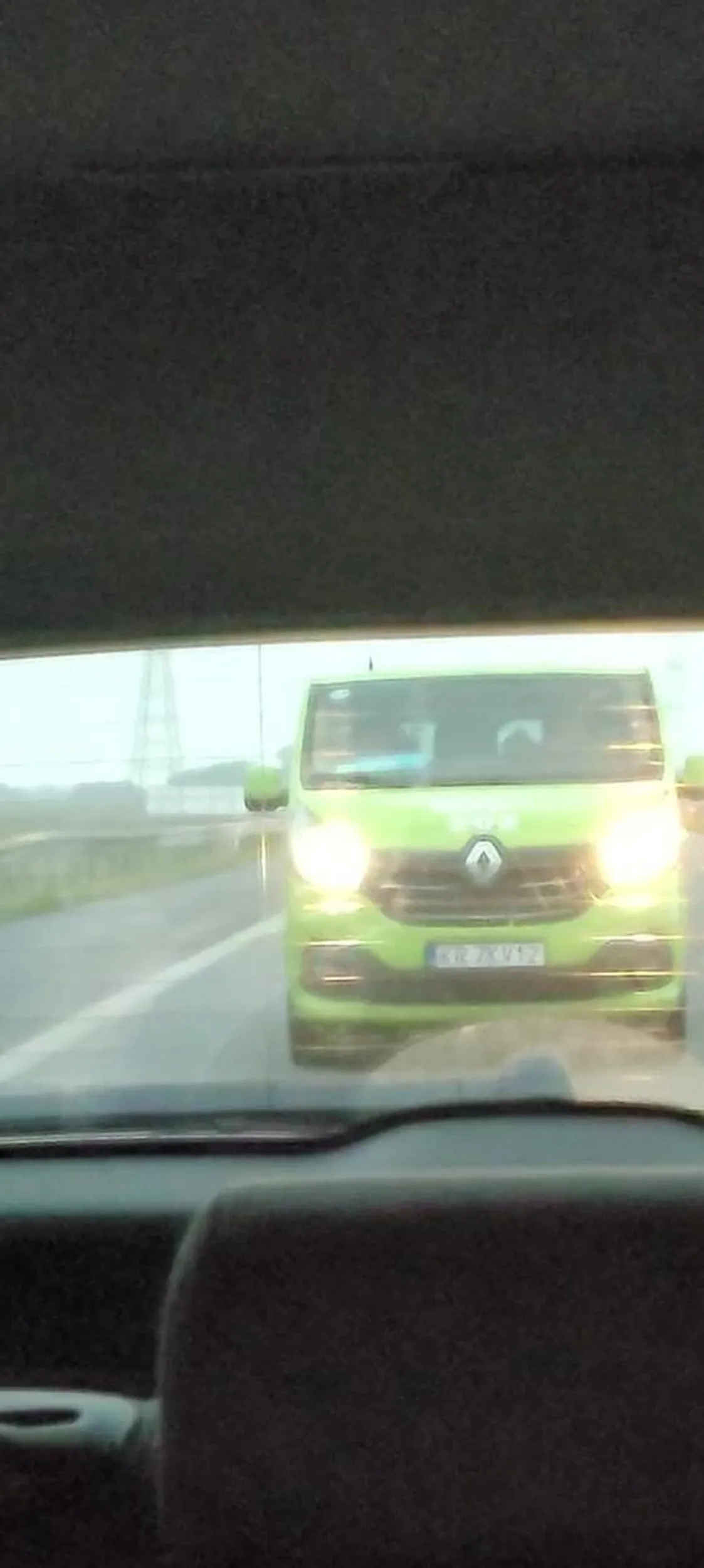 19.10 około godziny 7:00 autostrada a4 w kierunku Wrocław -olawa Jadę lewym pasem 120km/h, utrzymując odstęp od poprzedniego auta. Z prawego pasa nagle zjeżdża na lewy 5 metrów przede mną, musiałem awaryjnie hamować, wpadłem w poślizg. Idiocie kierowcy z zielonego busa powinni zabrać prawo jazdy za taki manewr. Po zrównaniu się kierowca puka się w czoło jak gdyby nigdy nic nie zrobił. Drogowy morderca.