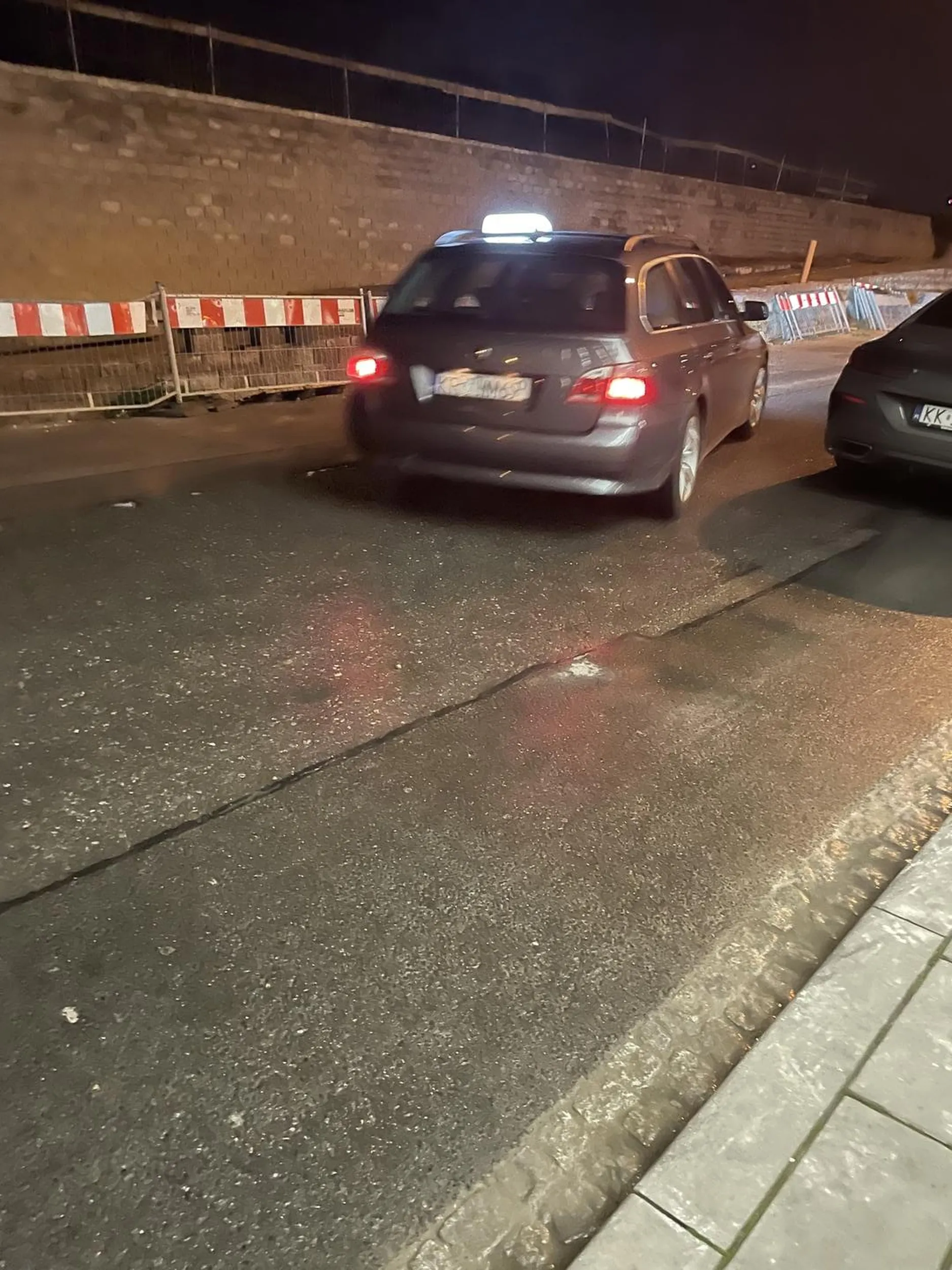 Nieuczciwe taxi. Wymigiwanie się gdy poproszono o paragon. Kierowca zasłaniał się brakiem drukarki oraz tym, że nie ma obowiązku wystawiania rachunku. W dodatku ekstremalnie drogi kurs, 23pln/km.