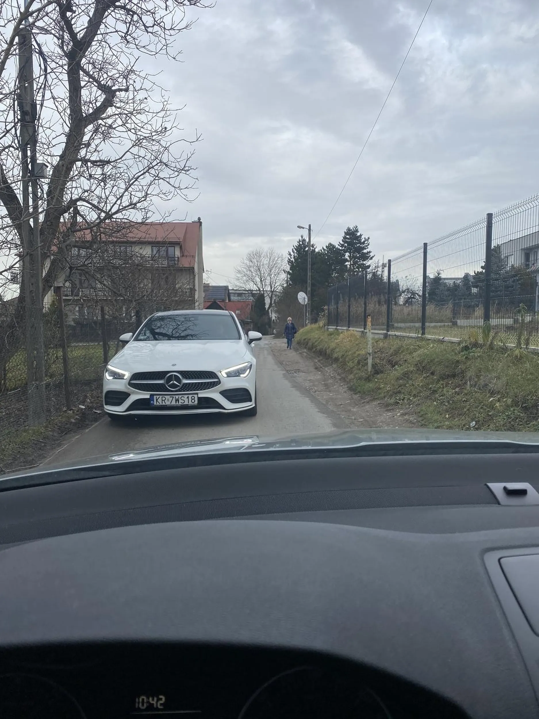 Strasznie parszywy kierowca. Środkowe palce powinni mu uciąć. Po paru min jak wszyscy trąbili zdecydował cofnąć o 5m.