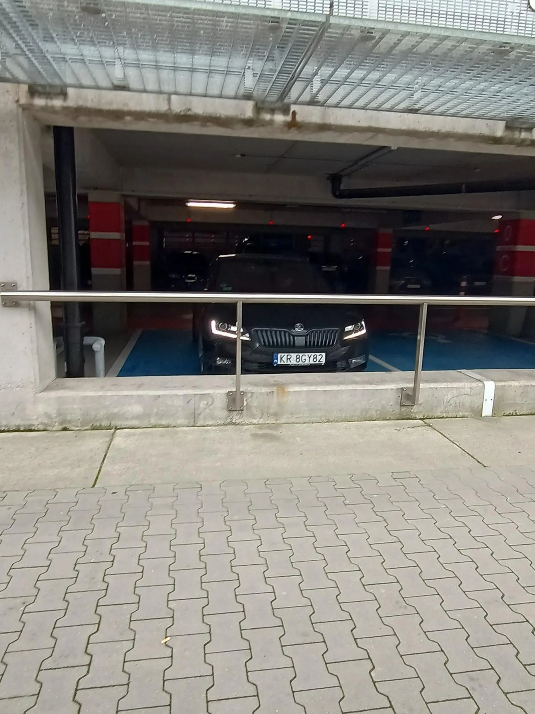 Czy naprawde szanowny pan chciałby być na miejscu osób, dla których przeznaczone jest to miejsce parkingowe?