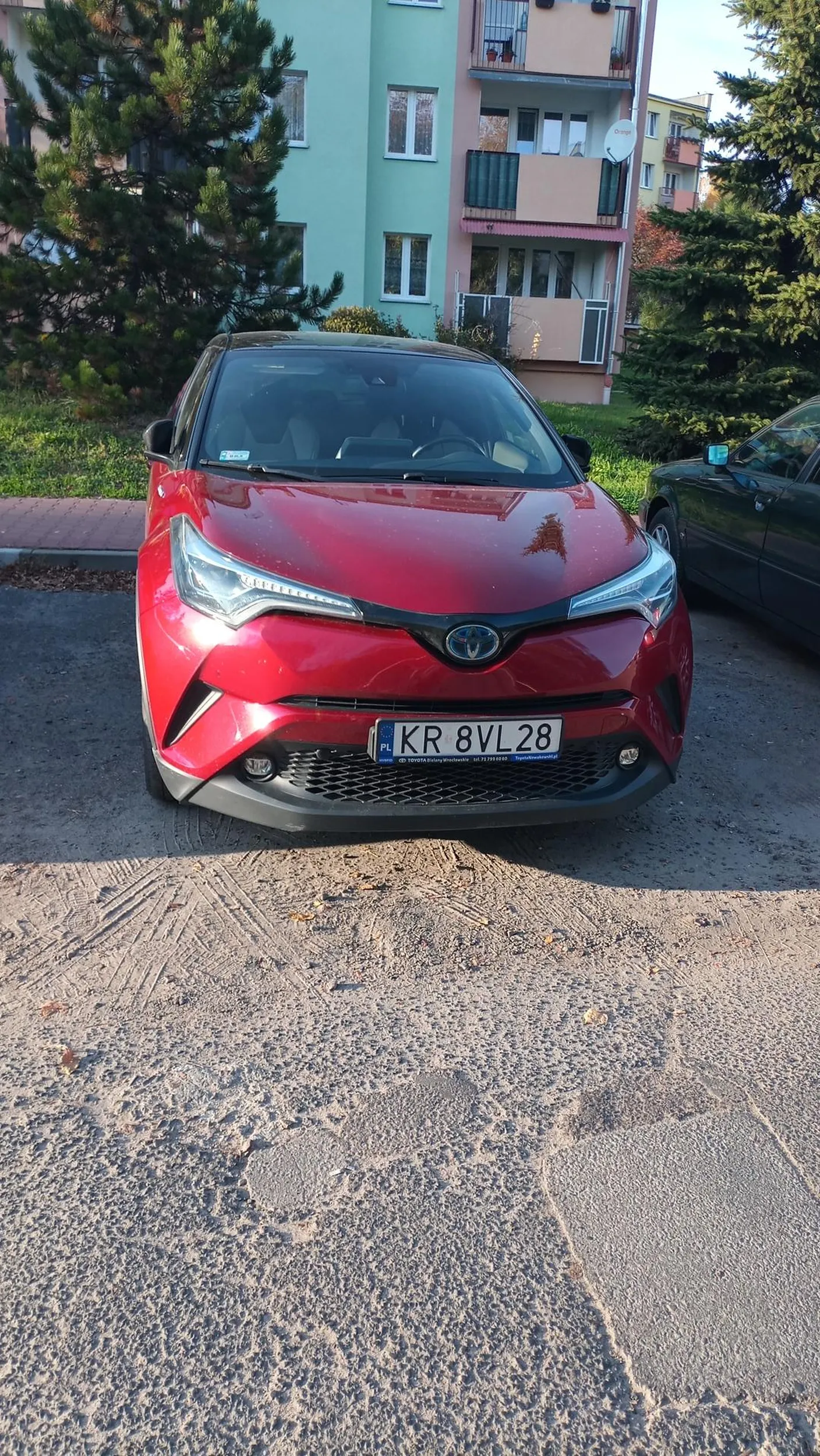 Tak parkuje baran z Krakowa ciekawe gdzie mają zapakować inni mieszkańcy? Jak się boisz parkować na jednym miejscu to kup se taczkę ?