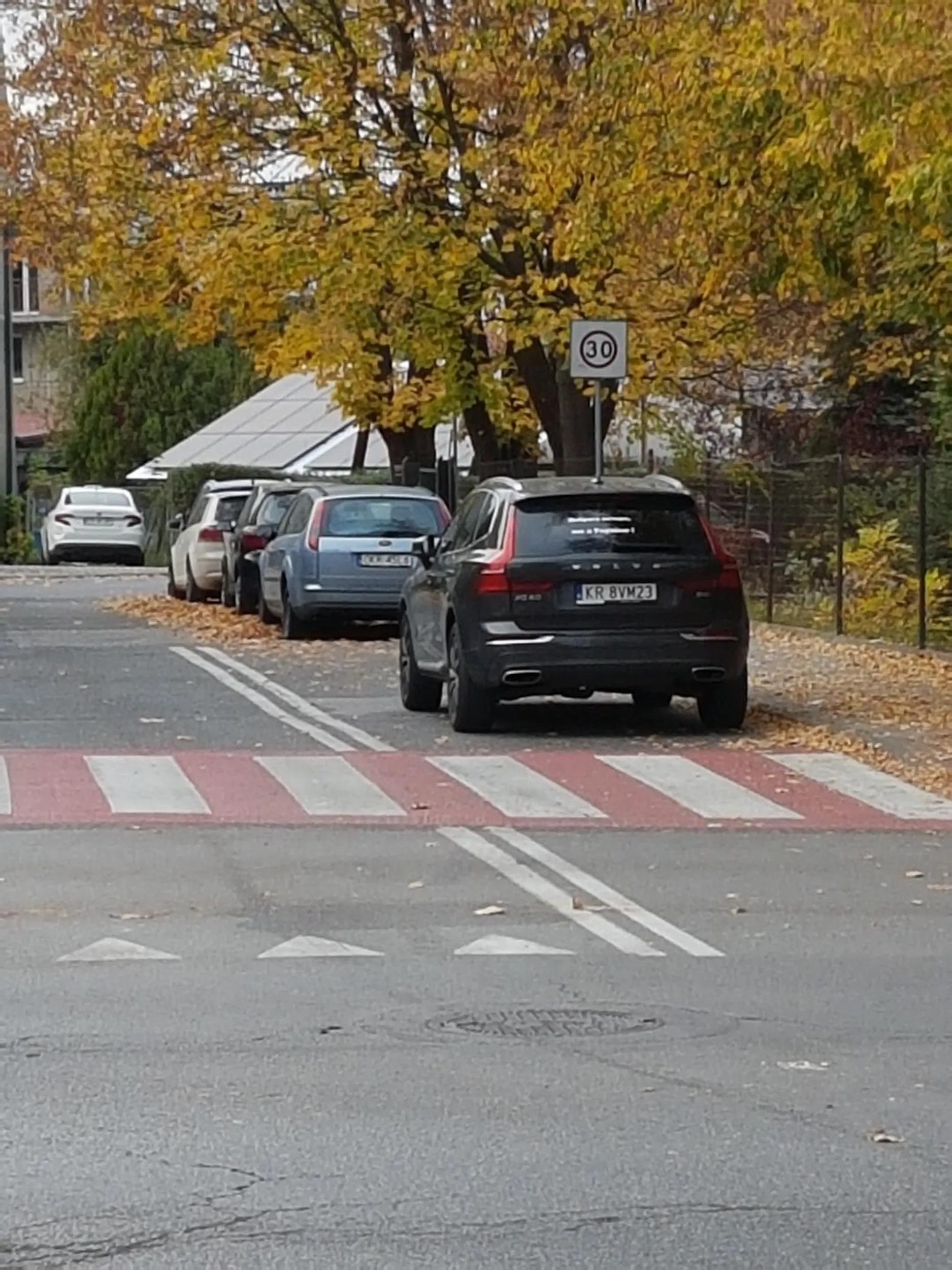 Kierowca bezmyślnie staje 1 cm za przejściem dla pieszych stwarzając realne niebezpieczeństwo.