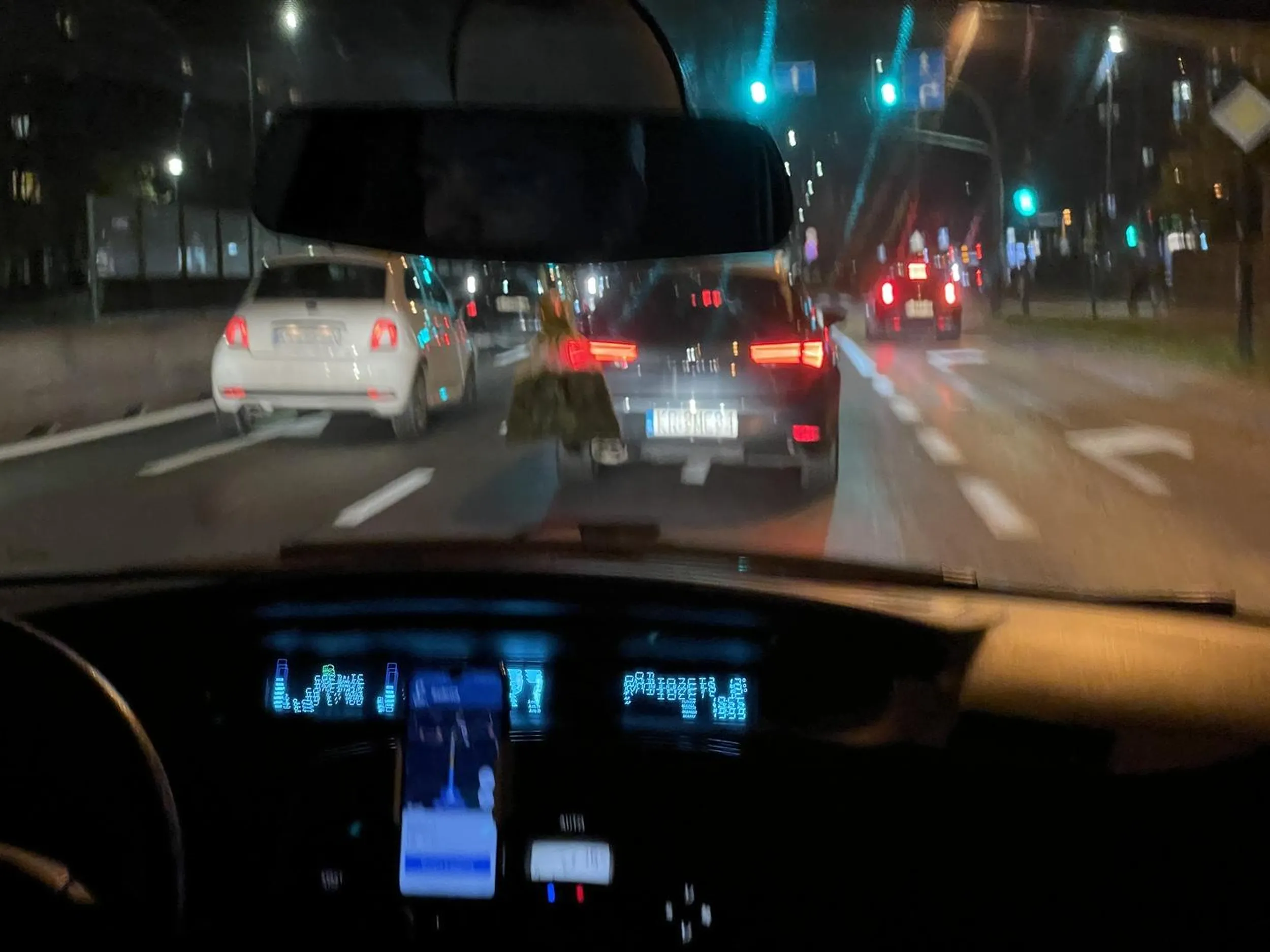 Jadąc taksówką ten burak z Seata próbował wymusić wielokrotnie kolizje rage’ując na drodze, hamując przed samochodem i zajeżdżając mu drogę. Na szczęście kierowca taksówki był opanowany i nie doszło do kolizji.