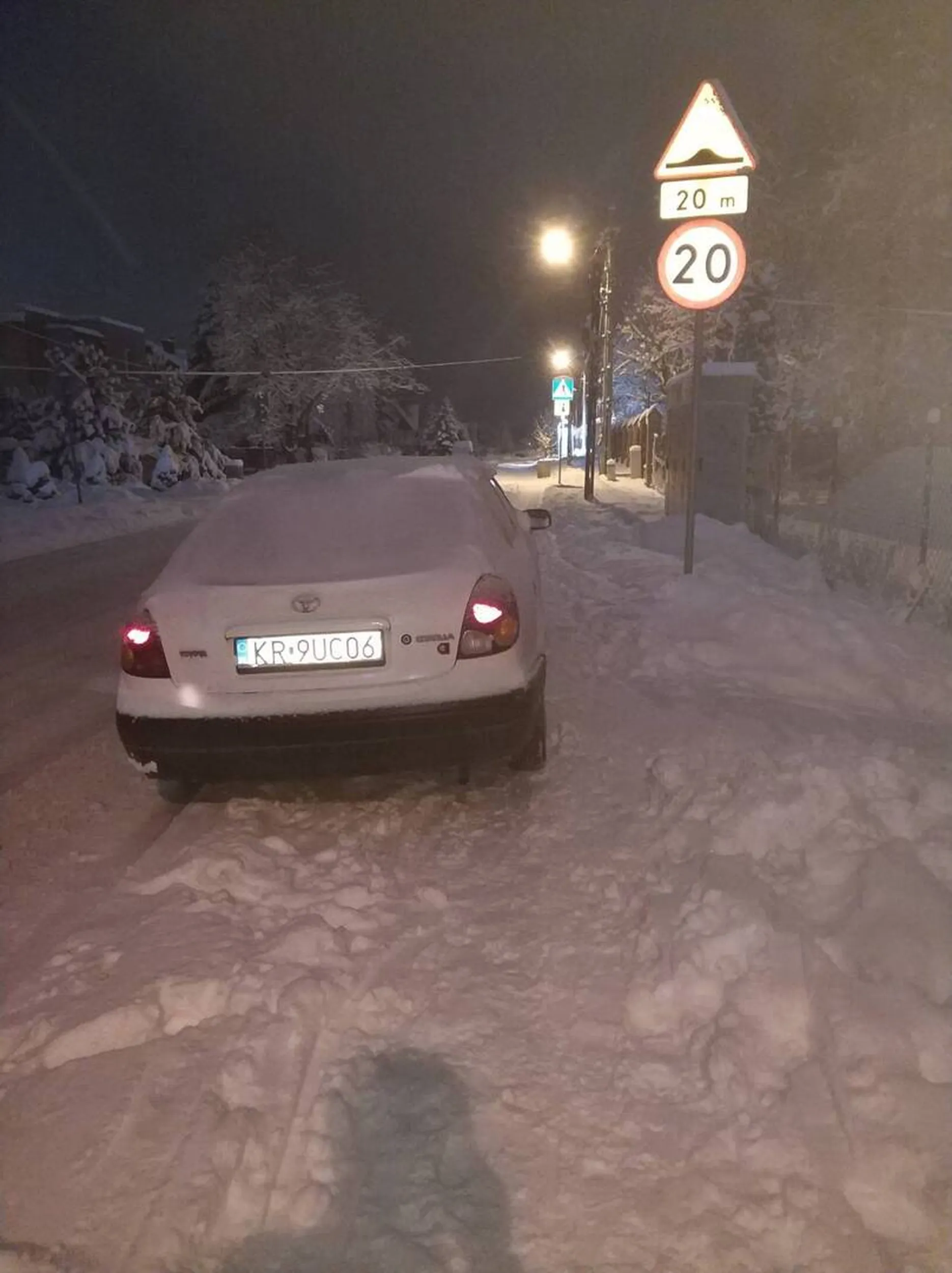 Weź się zlituj, ani przejść z wózkiem ani z sankami. Nic nie nauczyły Państwa złożone lusterka i podniesione wycieraczki? Chodniki są dla pieszych.