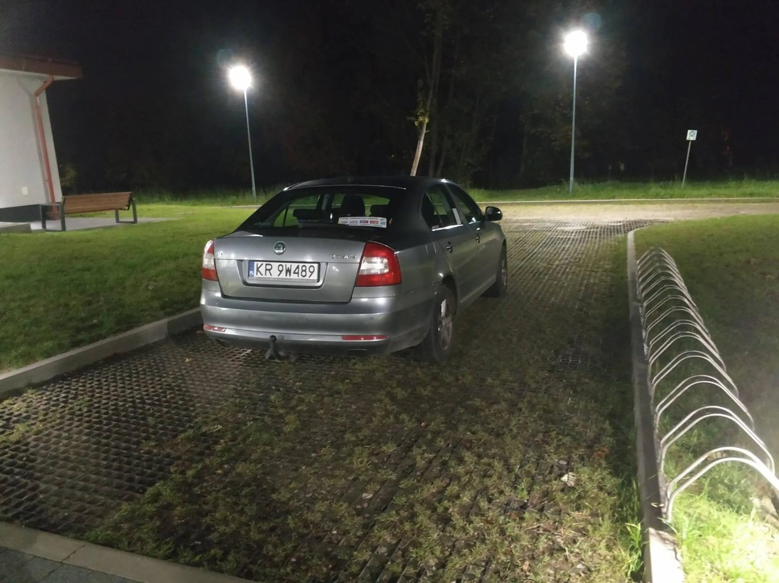 Uprzejmie proszę nie zostawiać pojazdu na drodze pożarowej przy szkole. Obok jest duży parking, gdzie o tej porze jest sporo wolnych miejsc. Dodatkowo utrudniają Państwo korzystanie ze stojaków rowerowych.