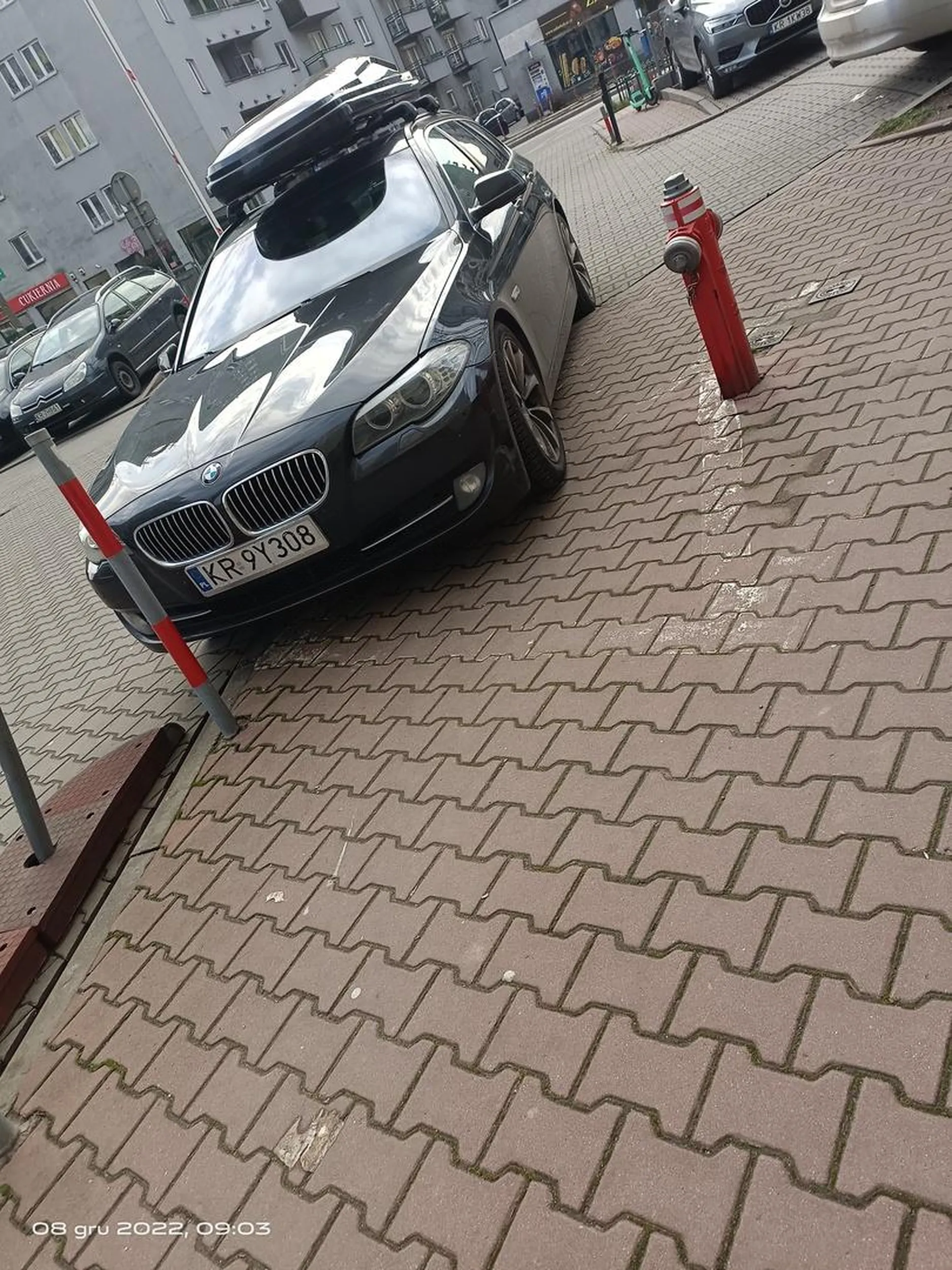 Król parkowania, zastawiony chodnik i hydrant.