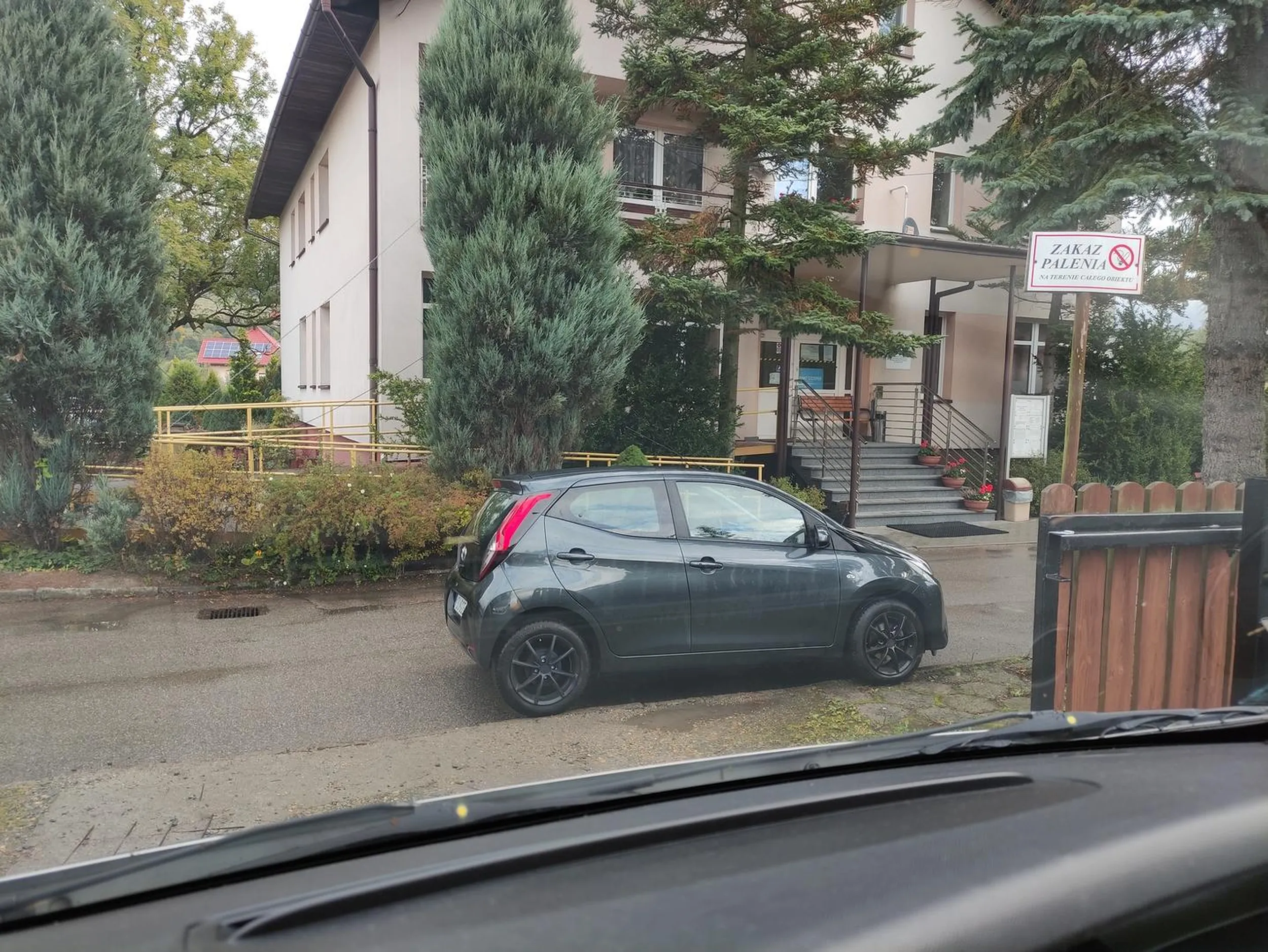 Brawo za wybór miejsca parkowania, zasłaniając bramę wyjazdową