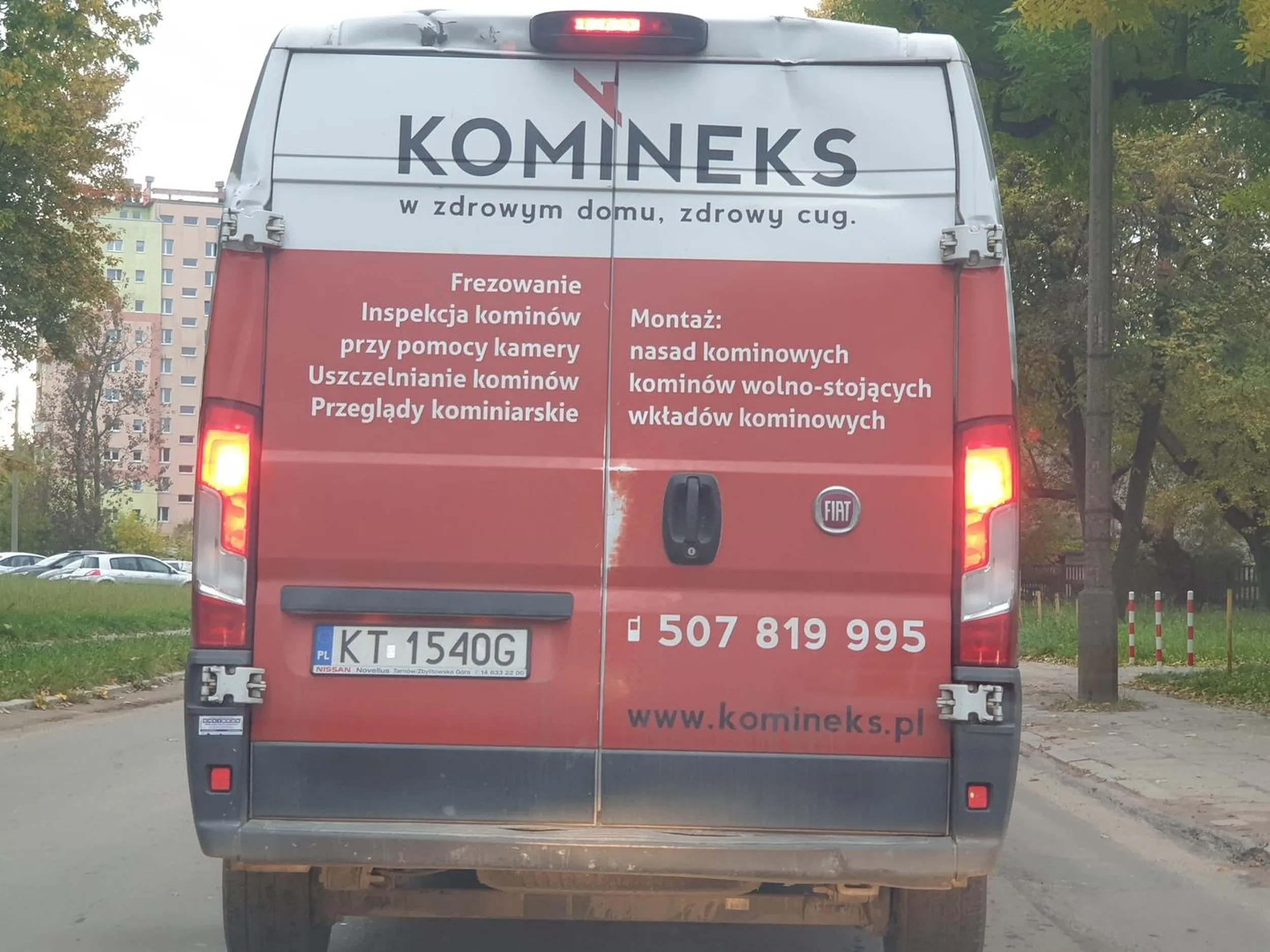 Sytuacja miała miejsce w Łodzi. Kierujący tym pojazdem próbuje doprowadzić do kolizji. Wymusza pierwszeństwo, zajeżdża drogę i wyhamowuje pojazd omal nie doprowadzając do kolizji (uderzając w inny samochód) czego skutkiem byłoby uszkodzenie kilku pojazdów. Zatrzymuje swój samochód na środku drogi i wychodzi z pojazdu agresywny w celu wszczęcia awantury oraz rzucania obelgami. Wrócił do busa kiedy zauważył przyglądającym się mu innym uczestnikom. Uważam, że ten człowiek powinien mieć odebrane prawo jazdy bądź powinny być zastosowane wobec niego regularne badania w zakresie zdrowia psychicznego (psychotesty). Uważajcie na siebie na drodze oraz reagujcie jeżeli takie sytuacje mają miejsce.