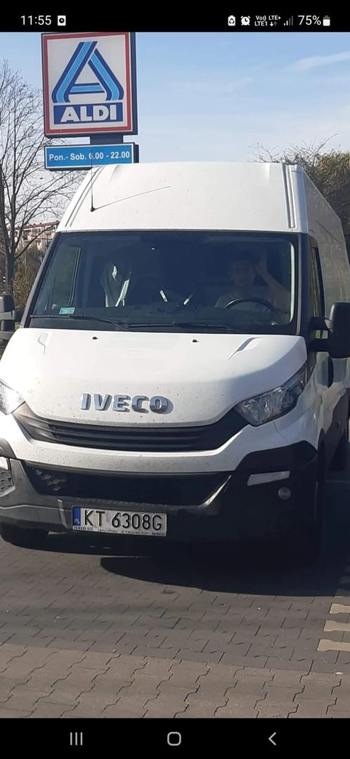 Kierowca samochodu dostawczego IVECO na osiedlu Bohaterów Września pod sklepem Aldi zaatakował niewinną kobietę z niepełnosprawnym dzieckiem. Kobieta została zwyzywana i opluta kilku krotnie w twarz. Szukam tego bohatera  aby sprawdzić czy tylko w stosunku do kobiet jest taki odważny