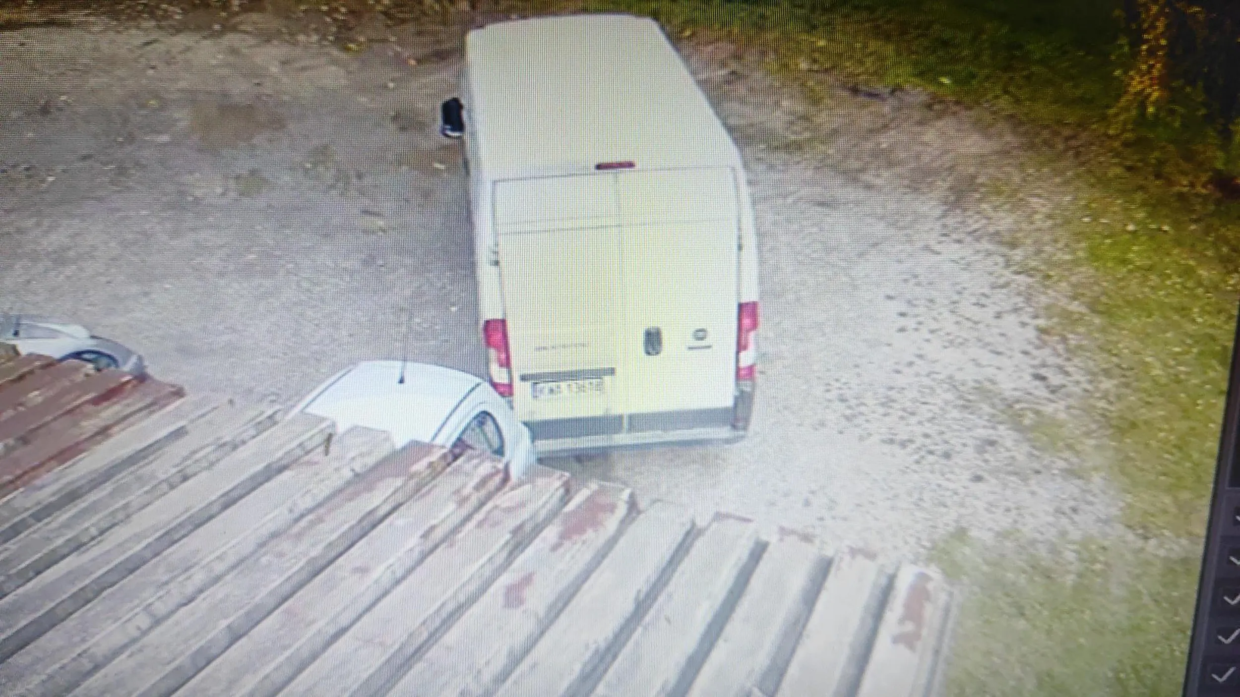 Uderzył w toyotę i uciekl