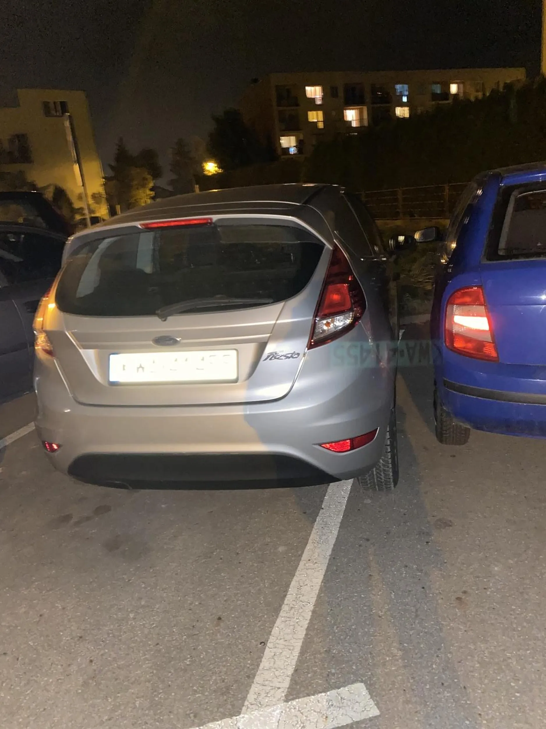 Pozdrawiam środkowym palcem tego kierowcę. Jak można zaparkować tak auto żeby inny kierowca nie mógł dostać się do auta?! Dodam że ukombinowałam się nie mało żeby dostać się do swojego auta z małym dzieckiem na rekach?