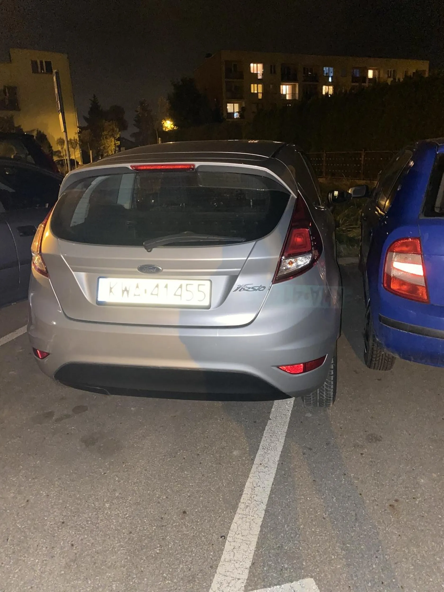 Pozdrawiam środkowym palcem tego kierowcę. Jak można zaparkować tak auto żeby inny kierowca nie mógł dostać się do auta?! Dodam że ukombinowałam się nie mało żeby dostać się do swojego auta z małym dzieckiem na rekach?