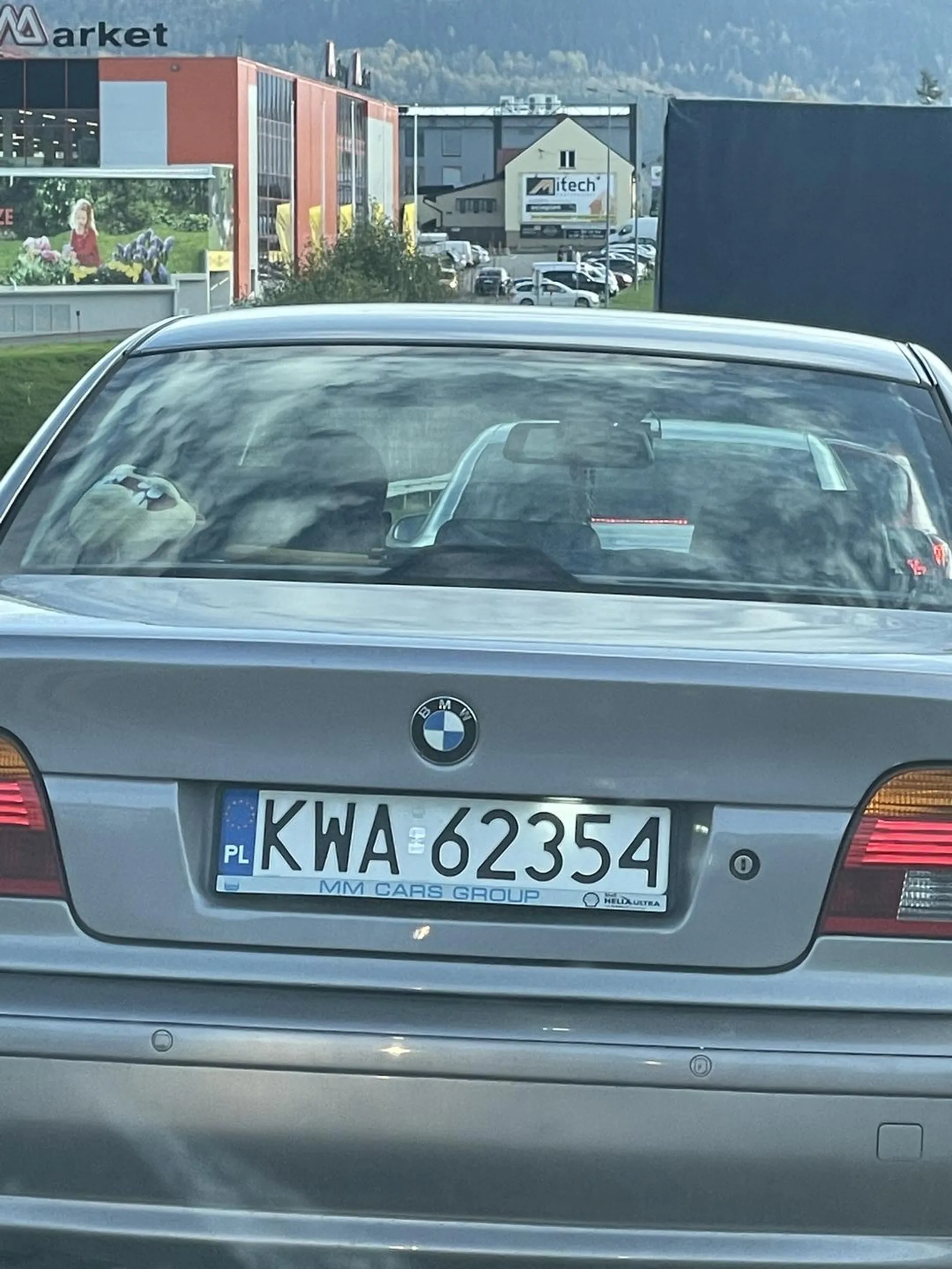 Jełop wyrzuca kiepy przez okno, gwałtownie hamuje chcąc spowodować wypadek