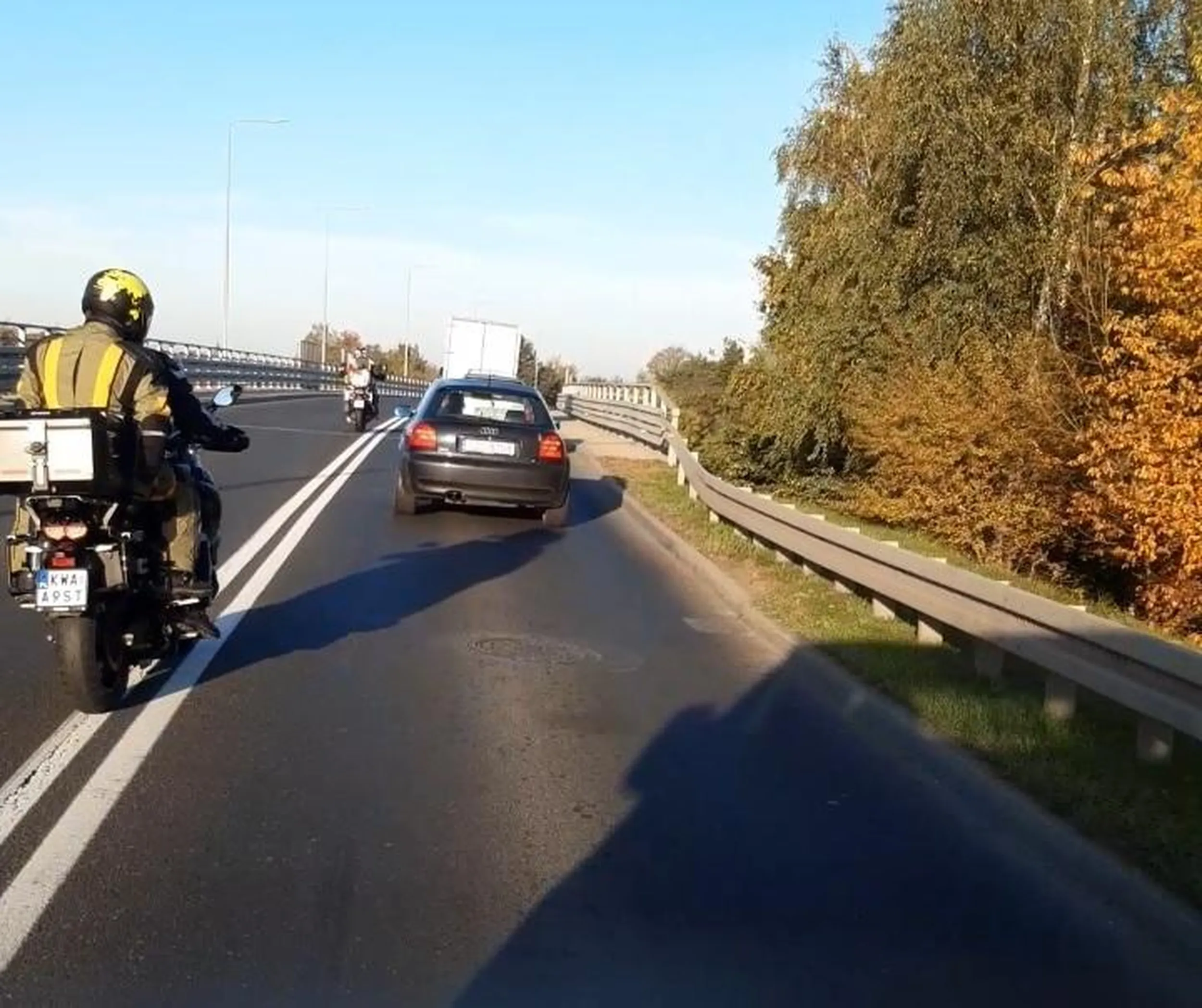 Zaistniała sytuacja miała miejsce dn 18.10.2022 w godzinach porannych na DW935 w miejscowości Żory. Dokładnie to na ul. Nowopszczyńskiej od strony Pszczyny , na dojeździe do ronda gdzie zbiegają się ulice Nowopszczyńska, Pszczyńska i Nad Rudą. W miejscu tym podczas największego natężenia ruchu standardowo tworzą się korki. Dwóch motocyklistów postanowiło wyprzedzić ciąg samochodów na podwójnej linii ciągłej.