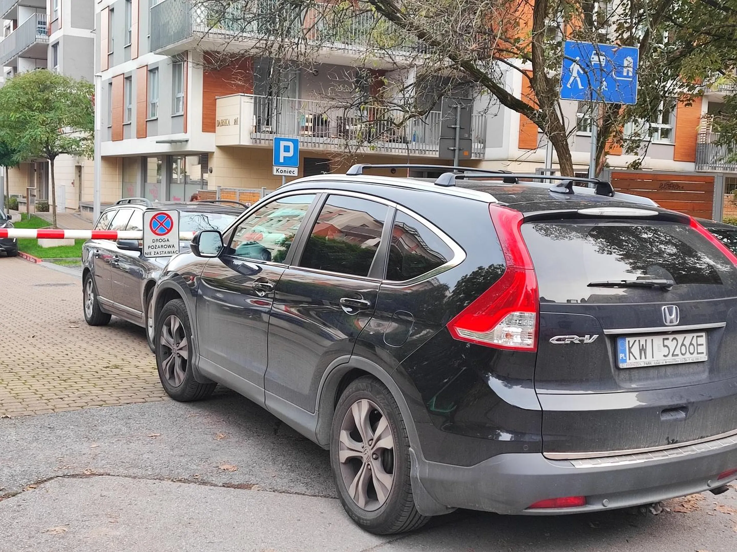 Parkuje na drodze przeciwpożarowej. Chętnie bym zobaczył jak straż go ładnie miażdży żeby przejechać