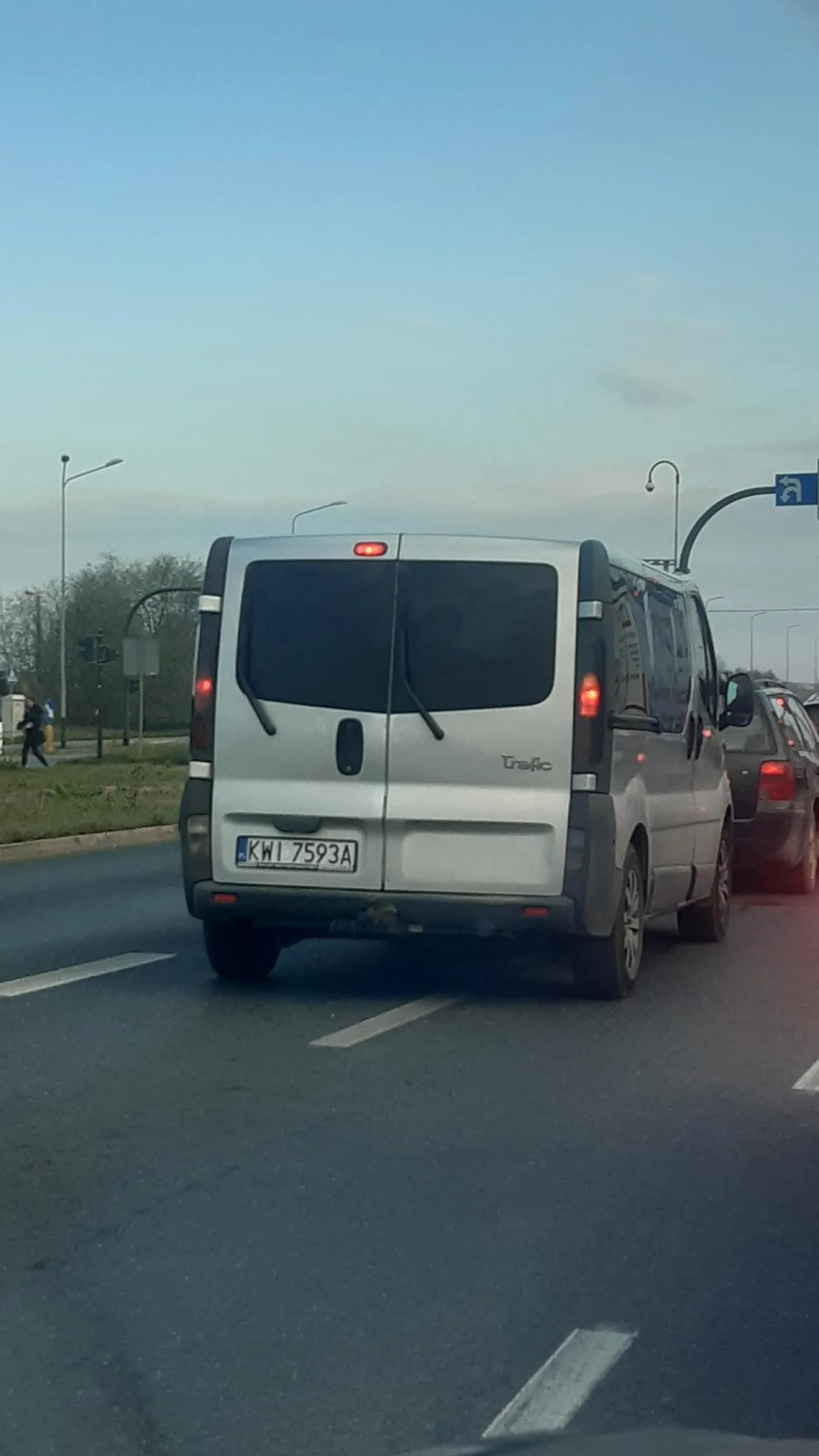 Gościu wyprzedza na przejściu dla pieszych na Rybitwach przy 3 pasach ruchu. Bezmózg.