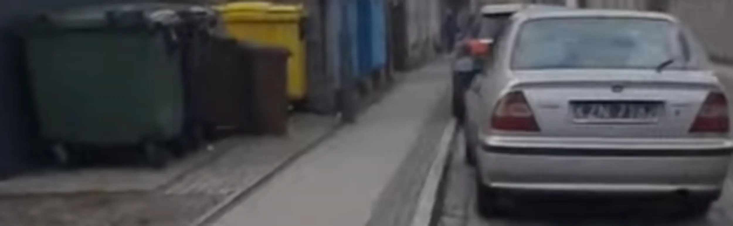 Miałem dzisiaj przyjemność konfrontacji z tym kierowcą, wjechał w śmietnik, po czym nie posprzątał tylko odjechał jak gdyby nigdy nic. Próbując zatrzymać obywatela zaczął wyzywać mnie jak i moje dziecko, na dodatek przy ucieczce z miejsca kolizji pokazał środkowy palec do wszystkich świadków zdarzenia. Nie polecam, nie pozdrawiam.