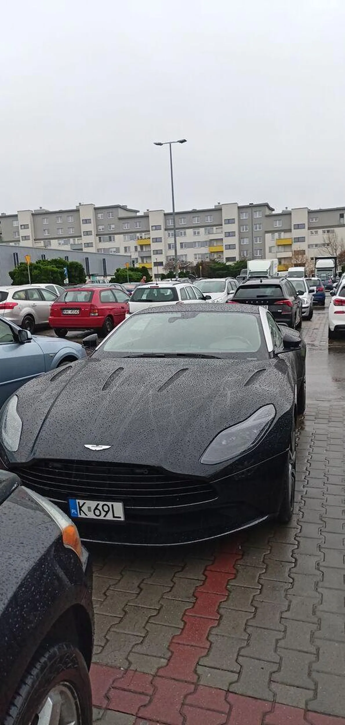 Bardzo pozytywny kierowca + fajny Aston Martin db11