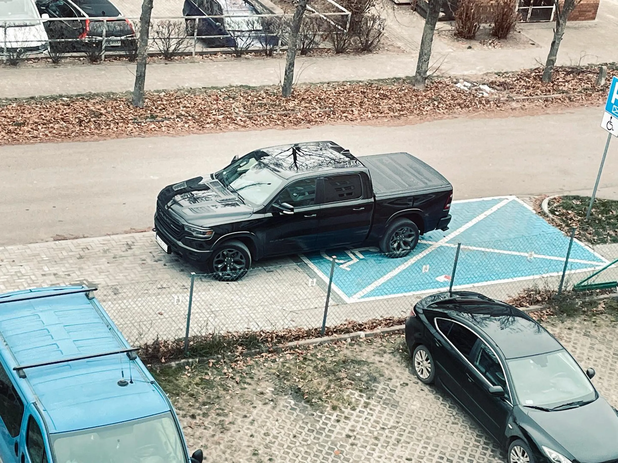 Miejsc wolnych dookoła sporo ale chłopaczyna musiał jak zwykle pokazać całemu osiedlu kto ma najmniejszego siurka w gminie.