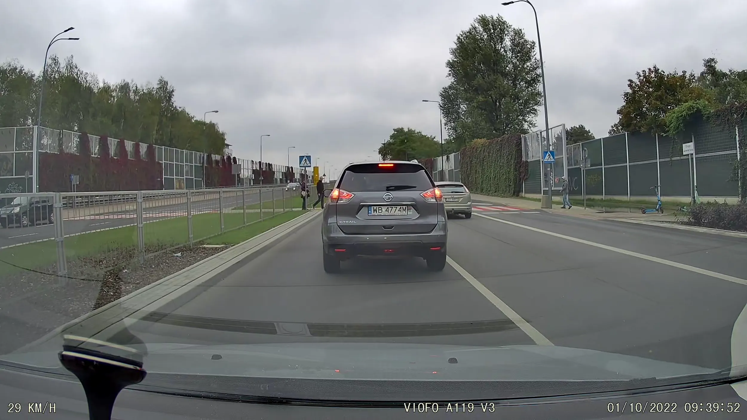 Lalunia wyprzedza przed przejściem pojazd który zatrzymuje się przed pieszymi. Potencjalna zabójczyni.