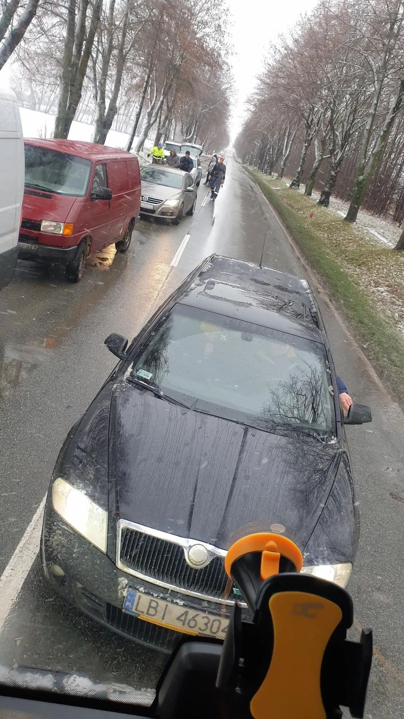 Kierowca nie zna zasad ruchu drogowego i  siłą wymusza pierwszeństwo przejazdu. Omijał pojazd który miał awarie koła. Jazda pod prąd. Kawał ch*ja , brak kultury. Jeszcze rzucał wulgaryzmami. Trzeba mieć dobrze zryty beret żeby jechać na czołówkę z ciężarówką. Pozdrawiam kierowcę jego słowami " ty ch*ju"