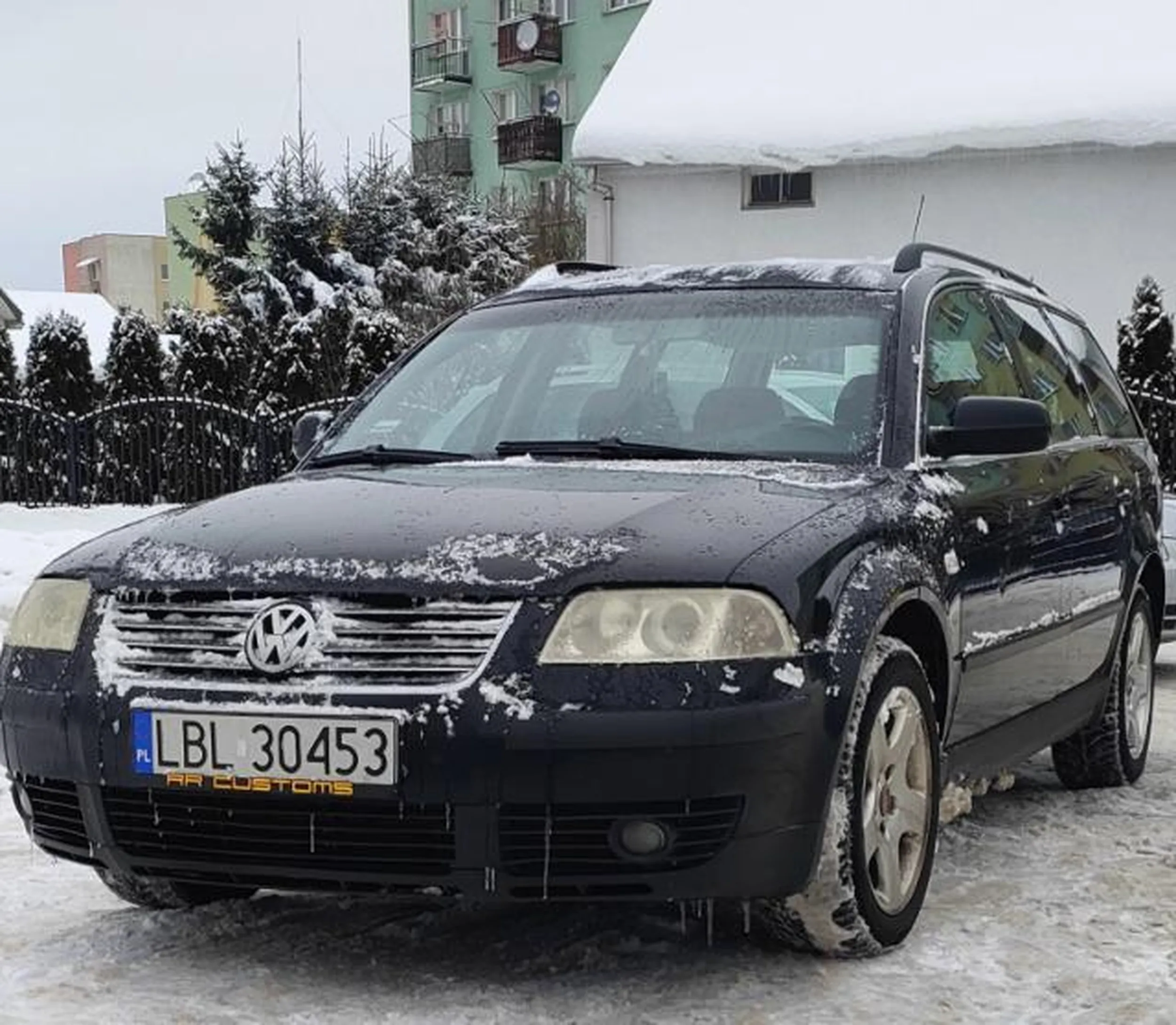 Kolejny bezmózgowiec zaparkował tak aby poprzedzający go samochód nie mógł wyjechać. Pomijam ponadto fakt, że przyblokował możliwość mijania się samochodów przy podjeździe do biedronki. Może łatwiej było by zaparkować w poprzek ulicy?.  Po prostu pustak pierwszej klasy - zero rozumu.