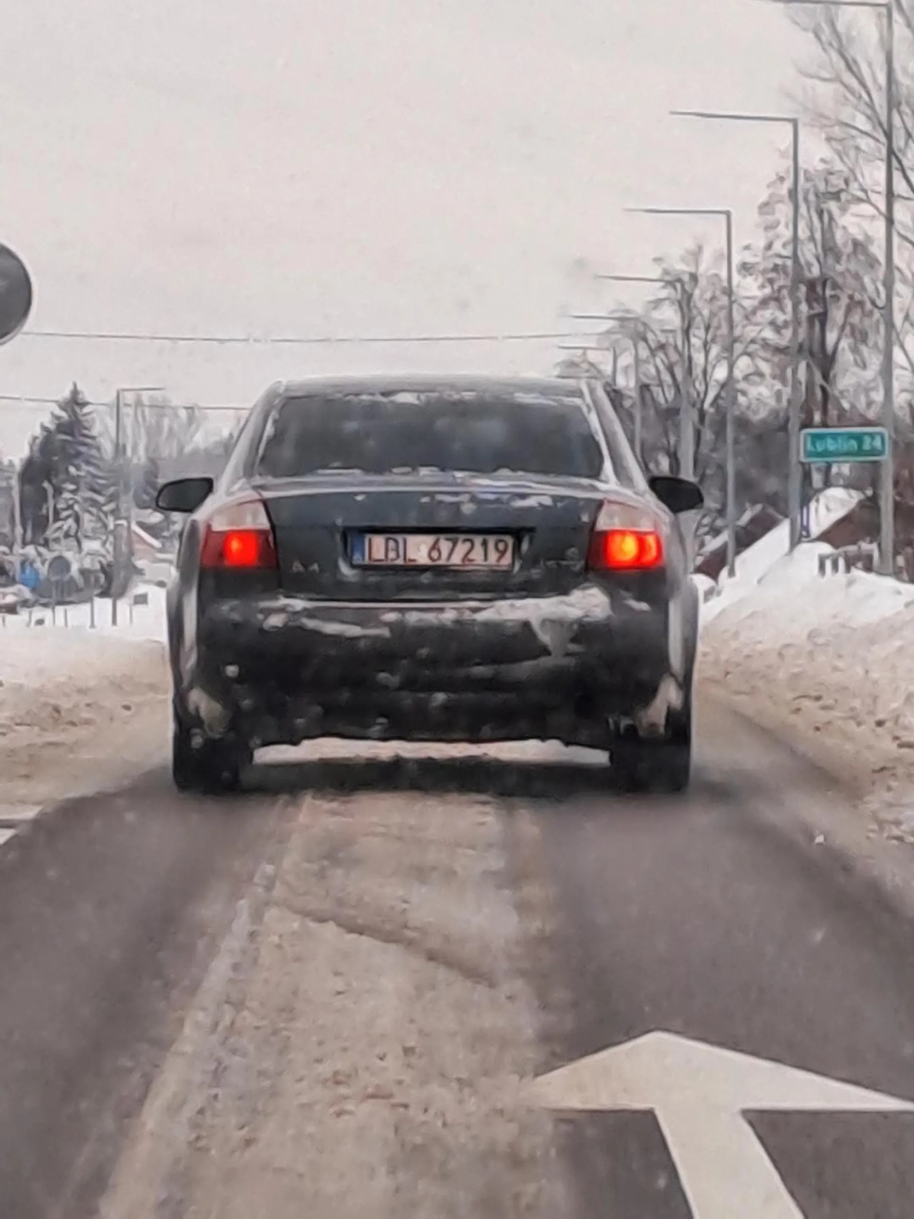 Podczas zimy za wszelką cenę wyprzedza jadąc z prawie identyczną prędkością co pojazd wyprzedzany. Skończyło się to tym że wepchał się między mnie a samochód przede mną a następnie jechał tak 30km. Po co wyprzedzać w takiej sytuacji?
