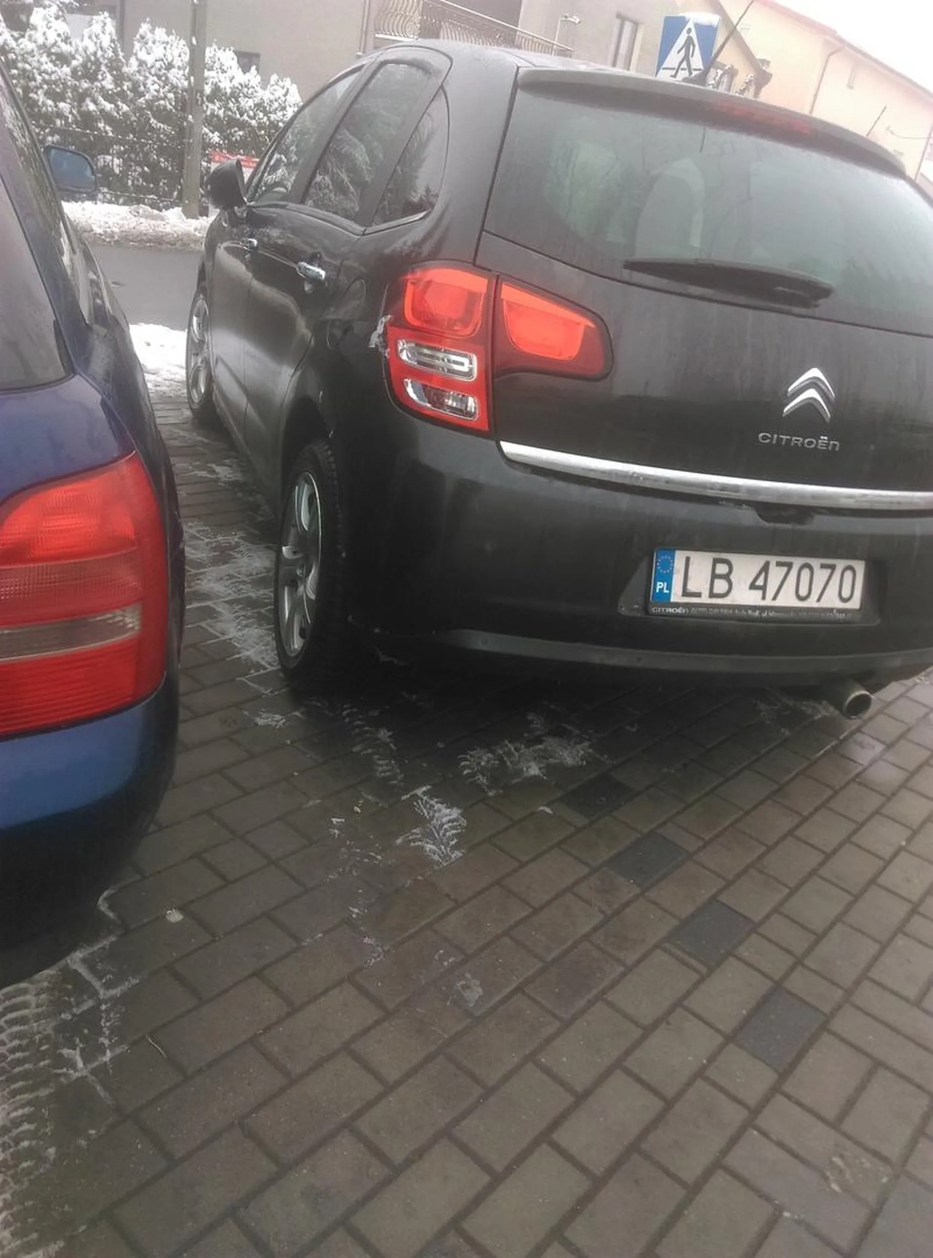 Kierowca parkuje 15cm obok innego auta