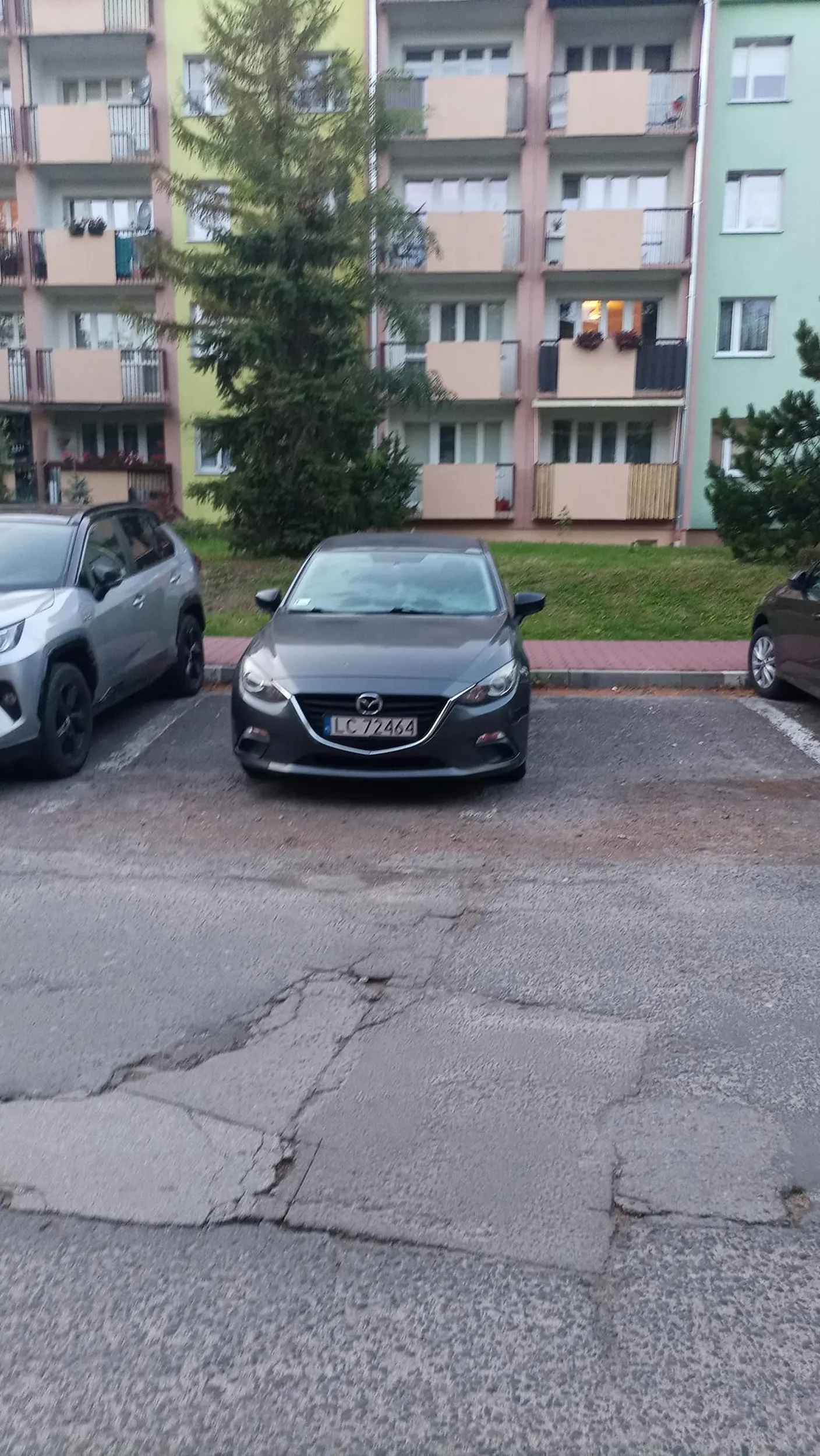 Co za kretyn? Zająć dwa miejsca to za mało. Ciekawe kto mu dał prawko?