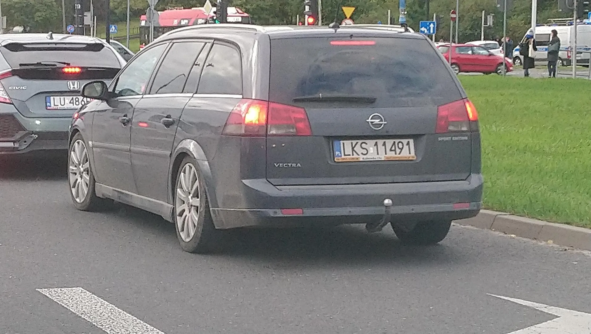 Kierowco, to że włączysz kierunkowskaz to nie znaczy że możesz się wpychać na czyjś pas ruchu. Tak cię nauczyli na kursie prawa jazdy?