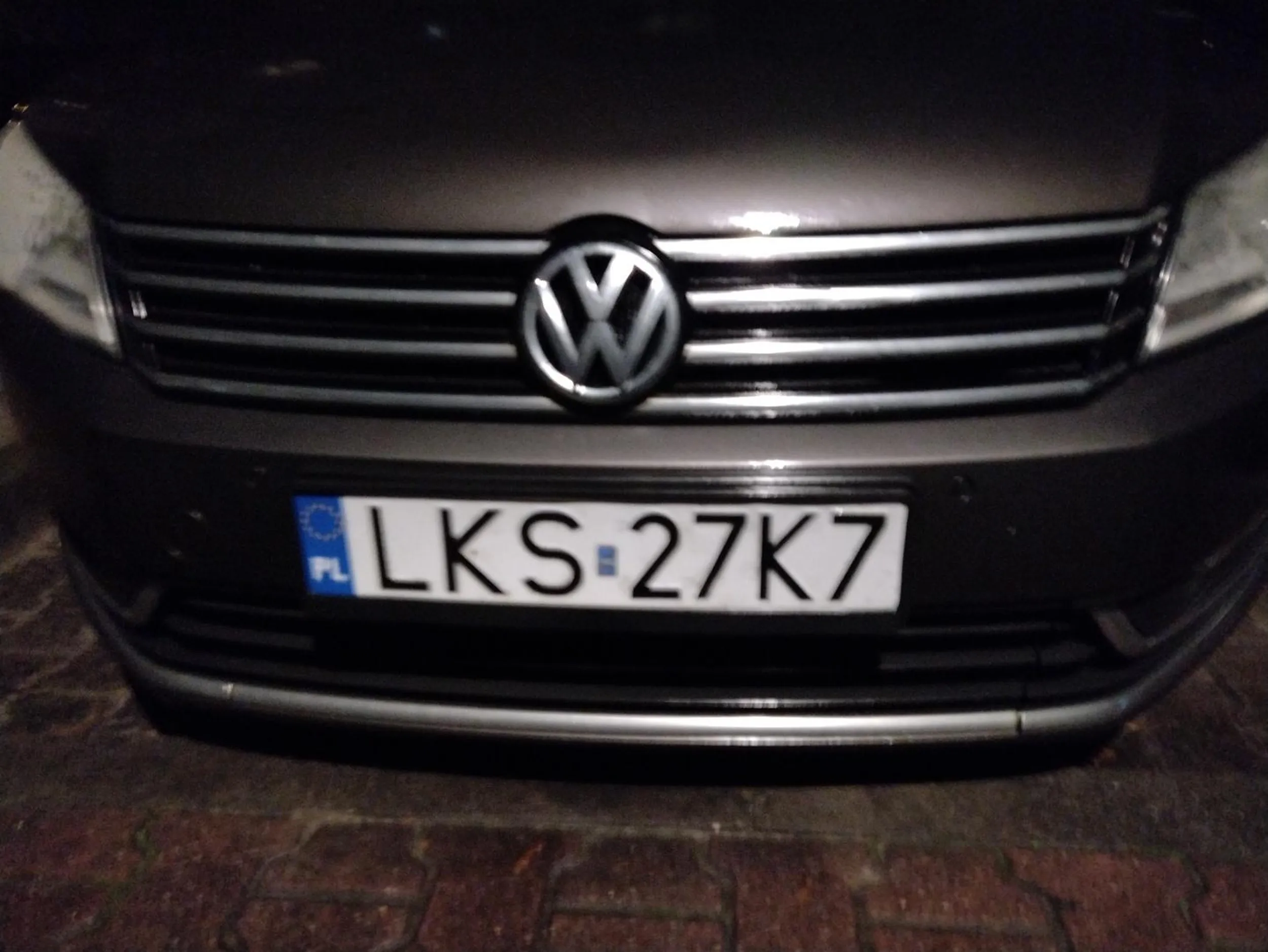 Blondyna, policjantka. Mimo bycia w błędzie, przypieprza się do ludzi o parkowanie na niewłaściwym parkingu. Zadufana w sobie, nie umie czytać. Zasłania się byciem policjantem. Uważać na drodze.