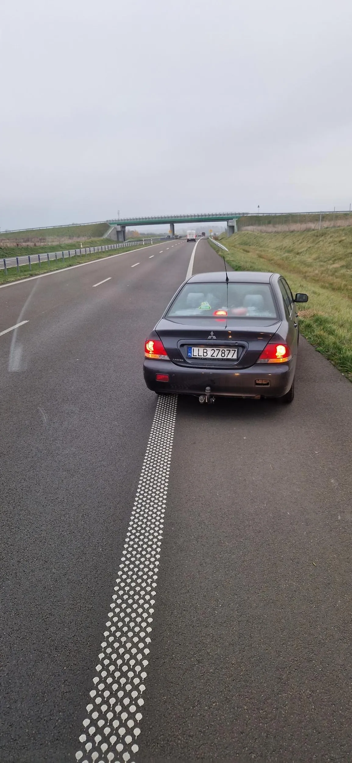 Ten sam samochód na drodze S6 dziwnie się zachowywał, wyprzedzał potem zwalniał na awaryjnych i zmuszał do zatrzymania, nie logicznie tłumaczył, że chorego wiezie, z samochodu wyczuwalny alkohol