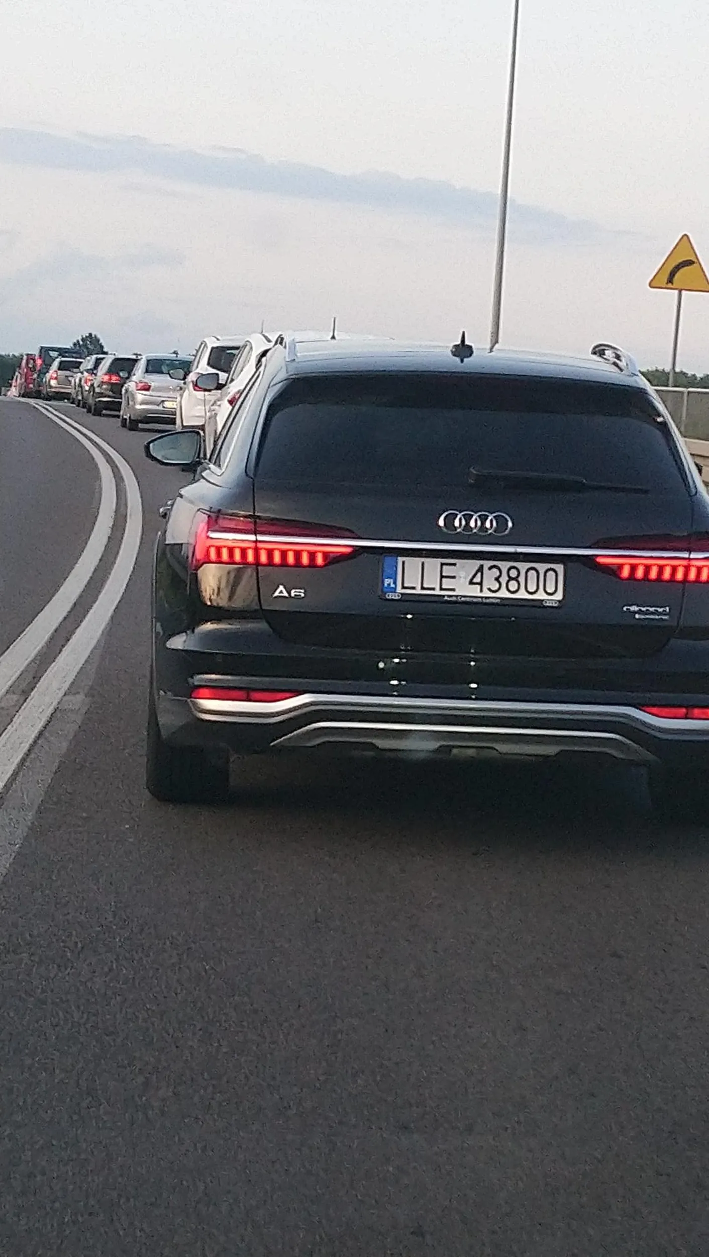 Pan jest takim chem drogowym że na zwężenie drogi nie stosuje zasady jazdy na suwak. Tylko metr za autem by nikt mu nie wjechał. Zal mi takich ludzi. Zero kultury, chamstwo drogowe w najwyższym wydaniu!!!!!!