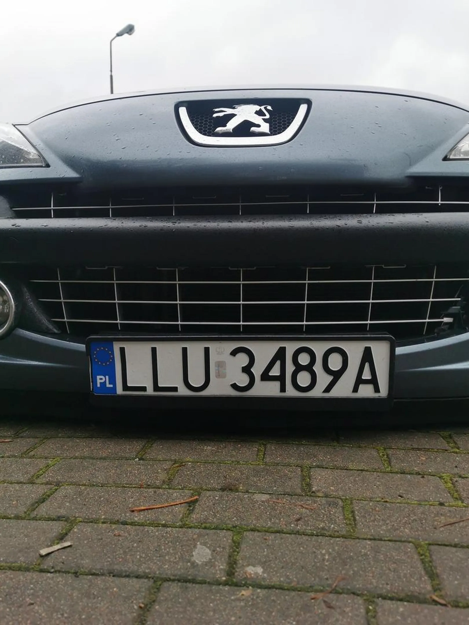 rozjebala zderzak wjezdzajac na kraweznik jak ja