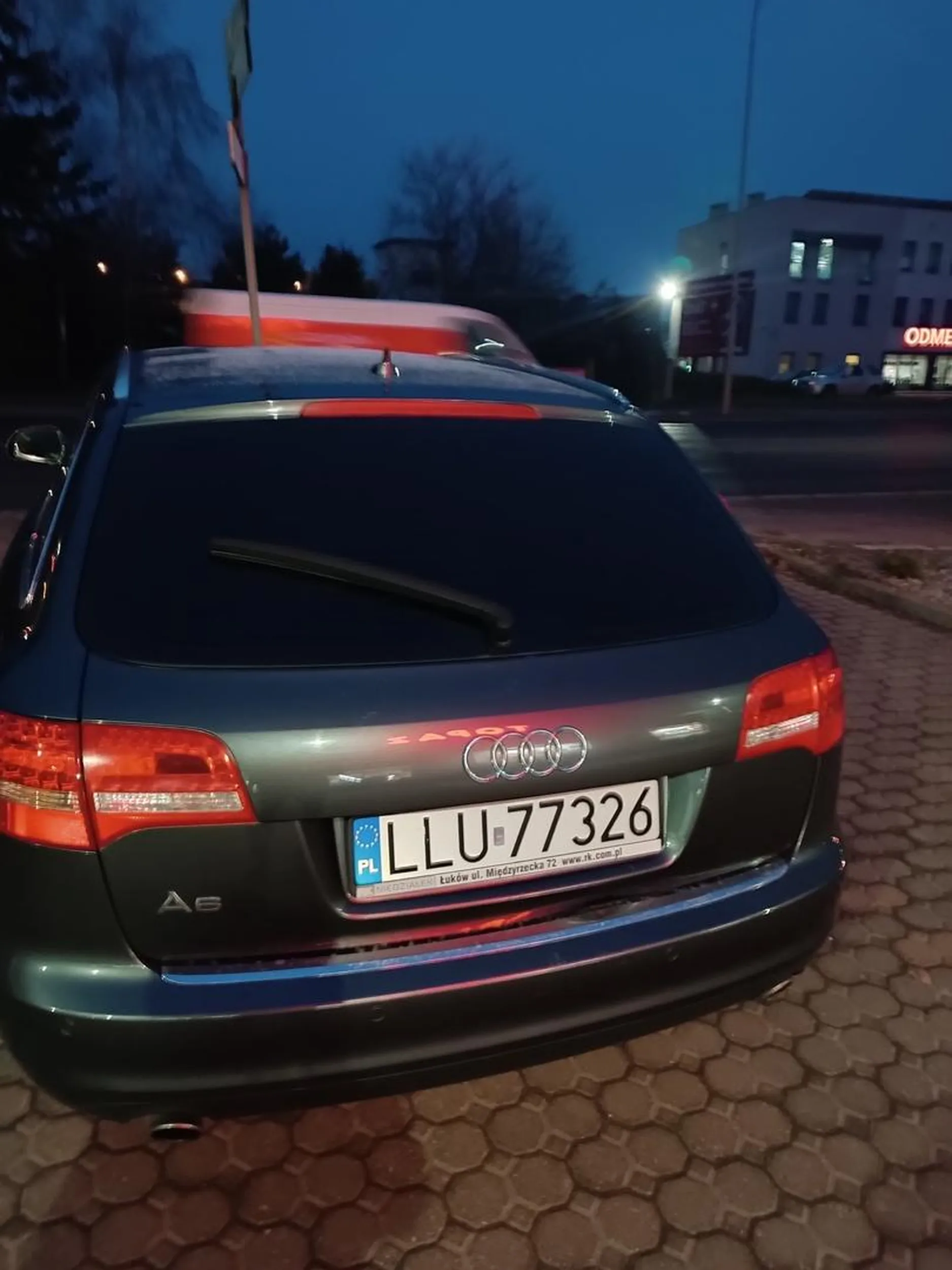 Głąb hamuje przed nosem i wymusza odszkodowanie OC. Po nieudanej próbie wyłazi z auta i grozi . W sklepie chodzi za człowiekiem i nagrywa. Typowy dziad z Łukowa.