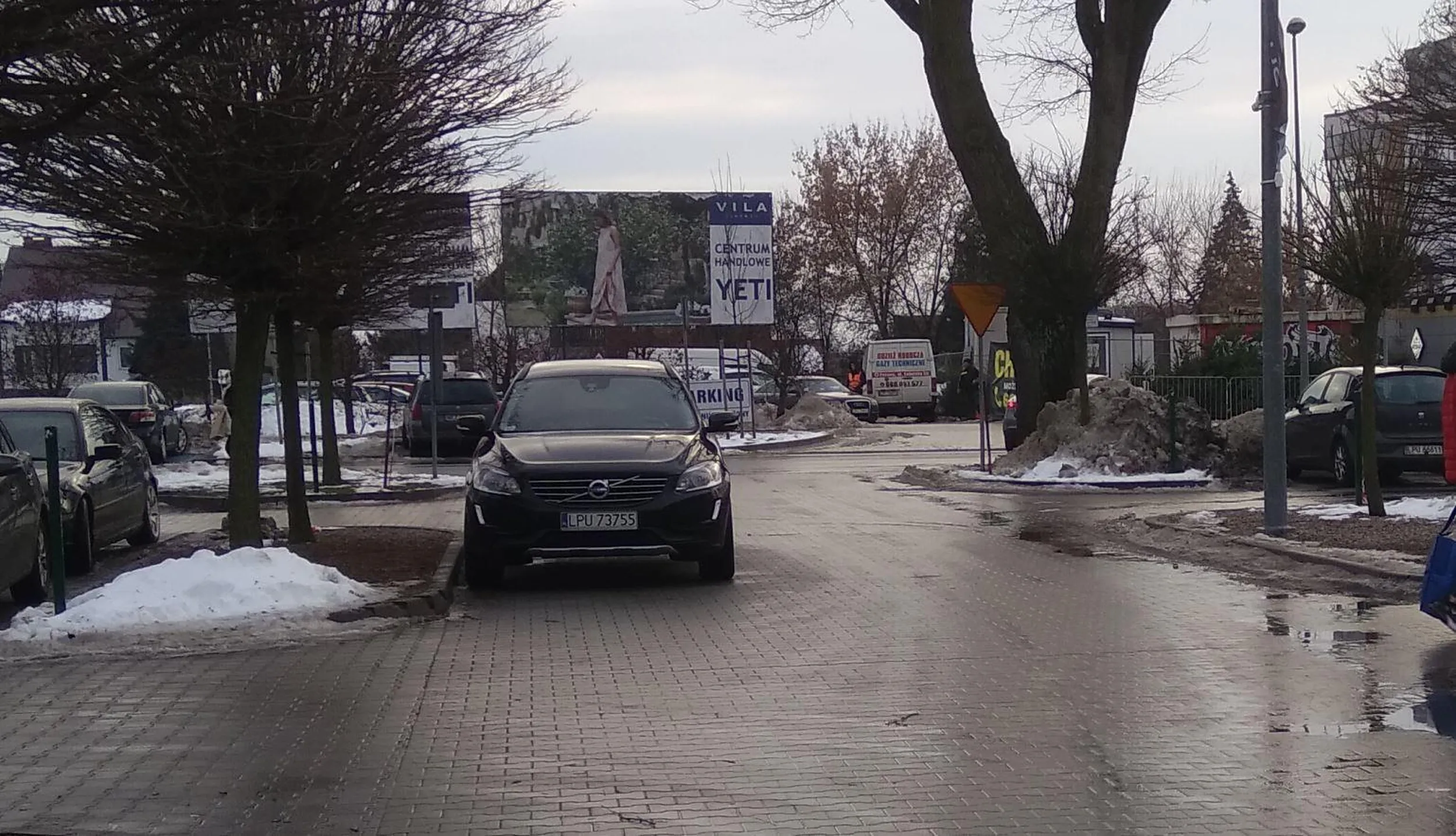 parking zawalony przed świętami i tak a ty co? nie łaska przejechać dalej zaparkować gdzie indziej? byś się wstydził! przyczyniłeś się do tworzenia się dodatkowych zatorów parkując w ten sposób leniu patentowany