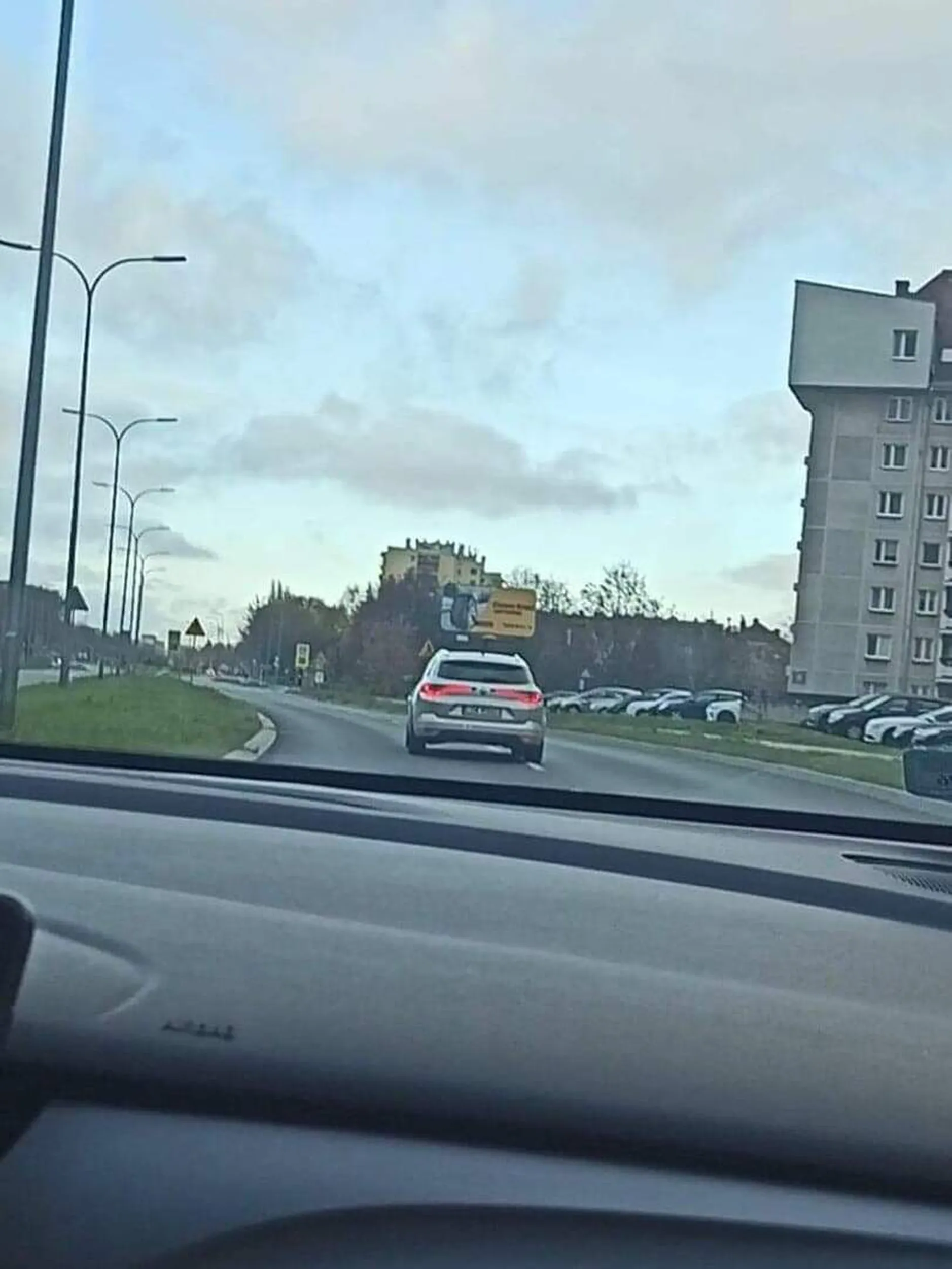 Specjalnie blokuje lewy pas a gdy kierowcy chcą go wyprzedzić gwałtownie zajeżdża drogę lub jedzie środkiem jezdni dwupasmowej. Ponadto zmienia pasy bez użycia kierunkowskazów i przyspiesza przy wyprzedaniu go uniemożliwiając manewr.