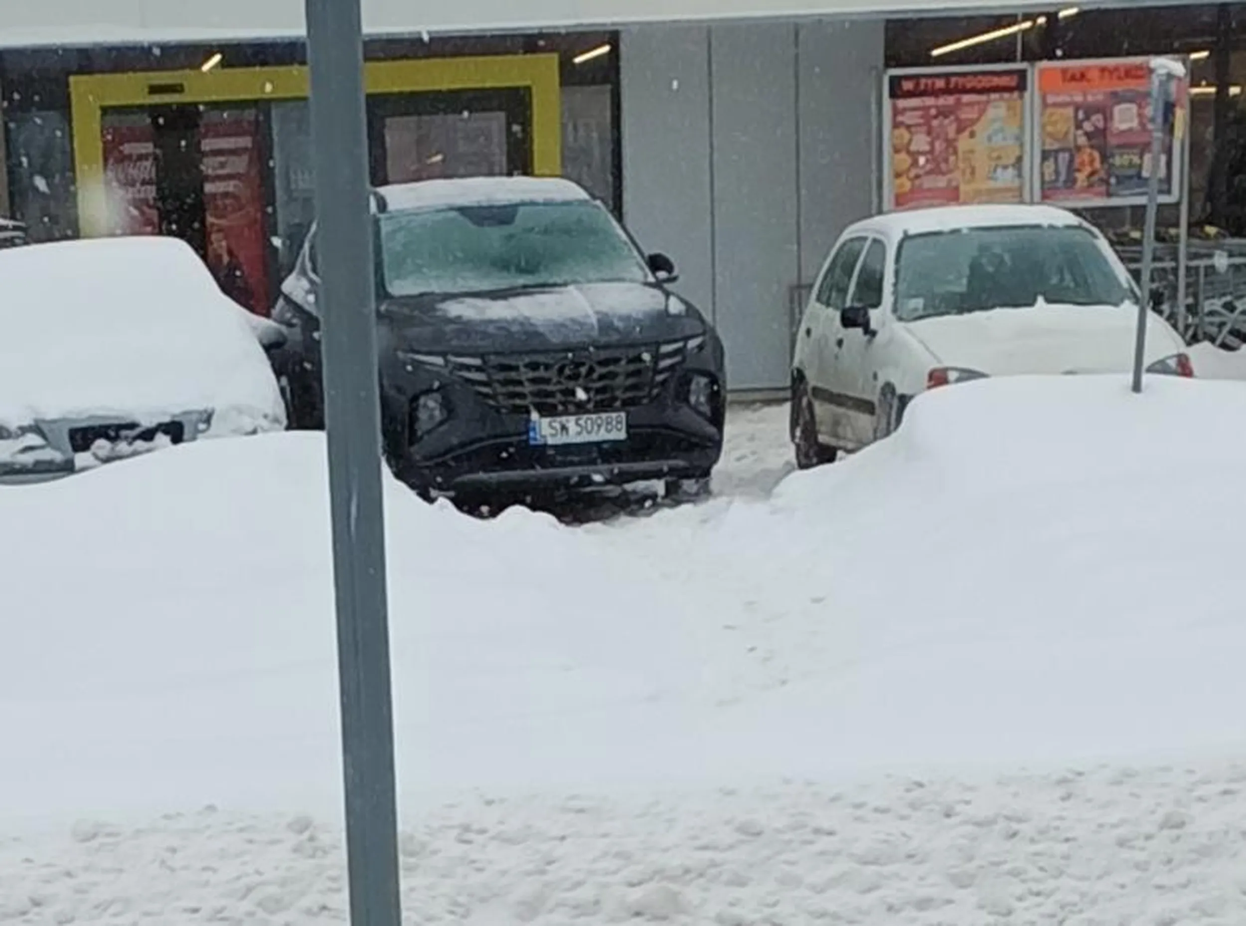 Nie polecam kierowcy, parkuje w przejściu dla pieszych