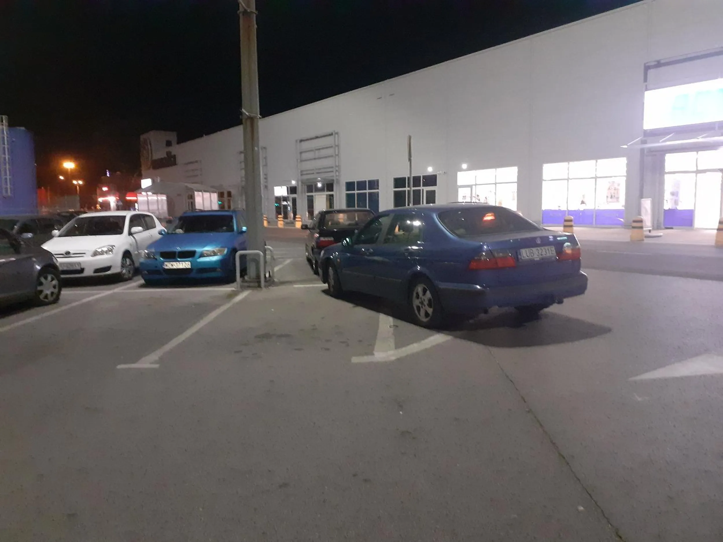 Trochę rozumu zabrakło. Parking na Orkana pod Kaufland. Dupa pięknie wystawiona na skrzyżowanie.