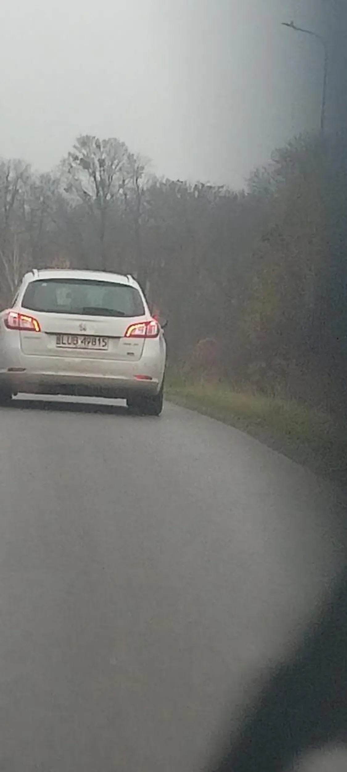 Kondon w peugeocie  przy wyprzedzaniu spycha z drogi, wczoraj musiałem hamować jak mnie wyprzedzał w terenie zabudowanym to zaczął zjeżdżać w mój lewy błotnik i nie wiem czy zrobił to specjalnie czy jest poprostu głupi