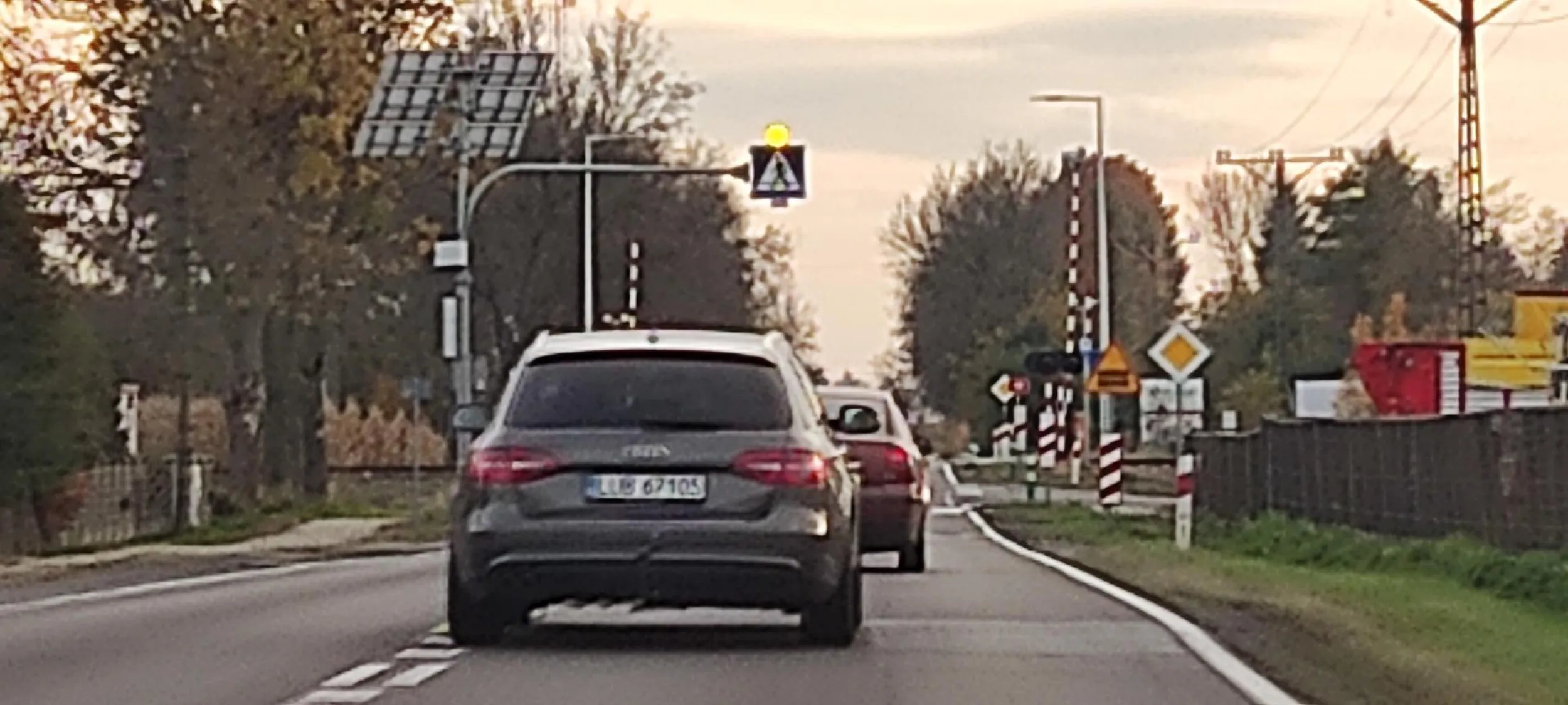 Kierowca nie ma prawa jazdy albo jest nafukany. Jeździ całą drogą a przeważnie środkiem jezdni.