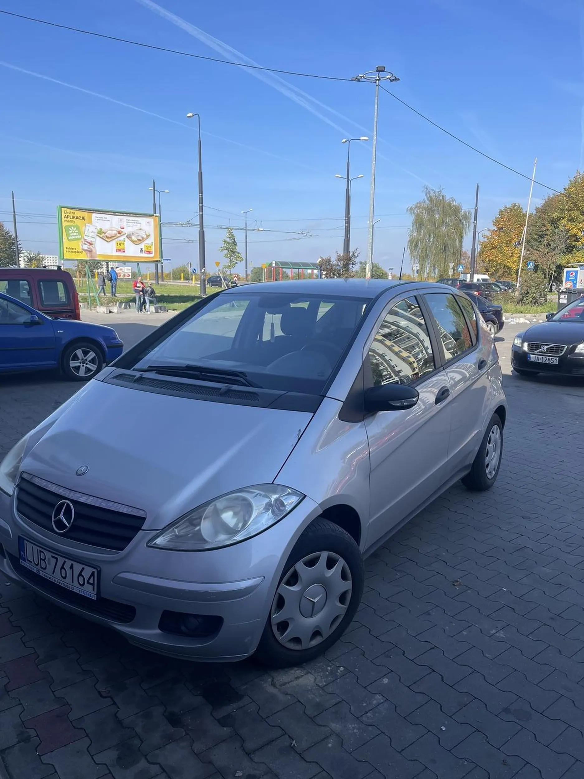 Samochod stoi pod skos dwa dni na parkingu pod sklepem zajmujac dwa miejsca parkingiwe. Nie pozdrawiam kierowcy tego auta :)