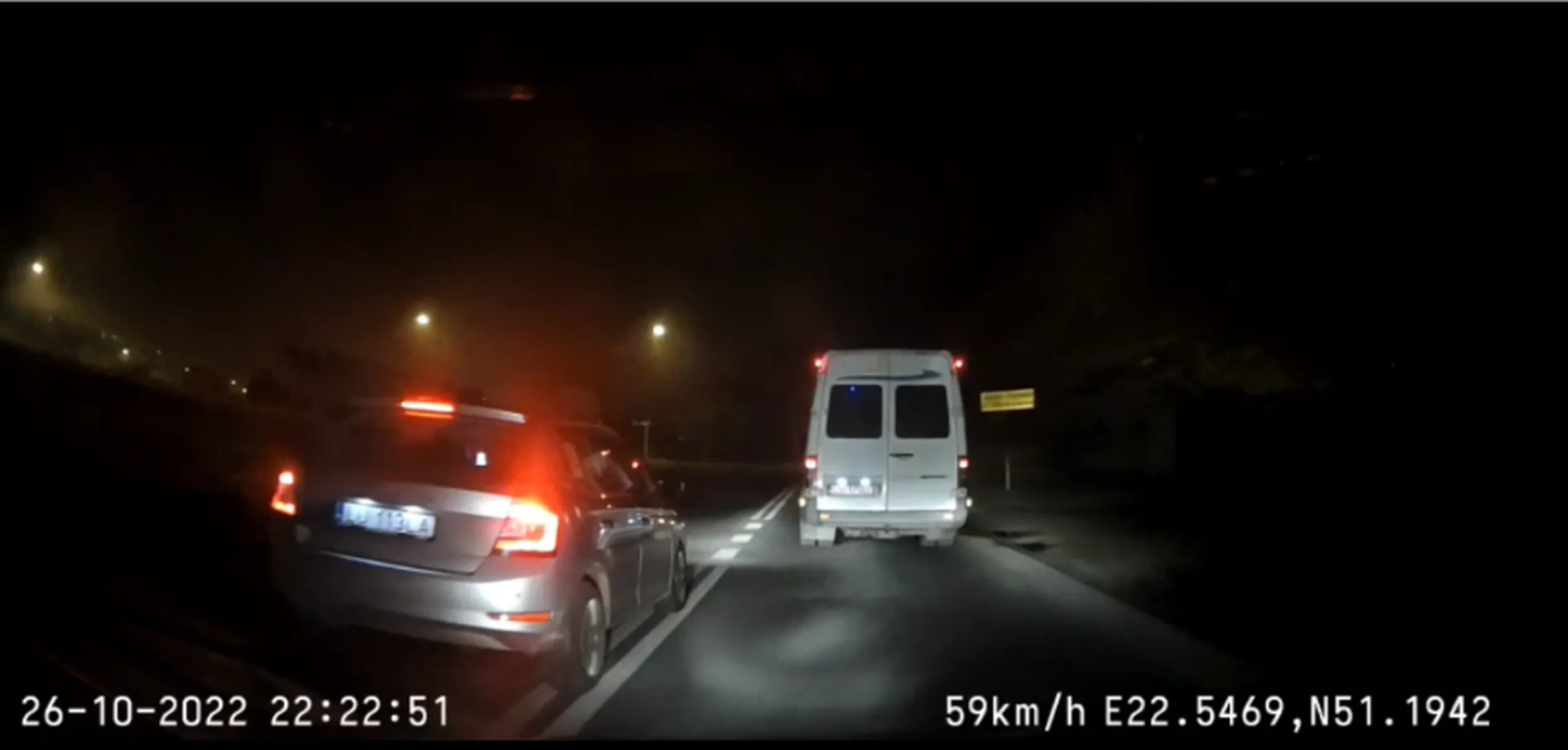 Nieważne, że podwójna ciągła, skrzyżowanie, przed nim skręca pojazd. Złotówa i tak musi wyprzedzic bo mu sie strasznie śpieszy...